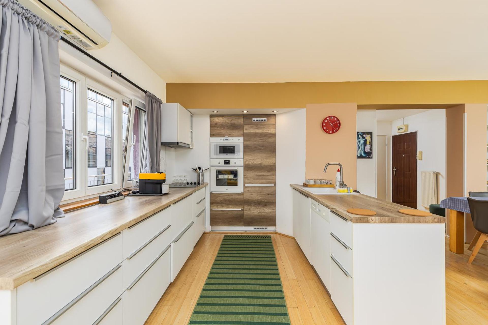 Center PENTHOUSE apartment - HUGE TERRACE and FREE PARKING - Tram/Metro - AC view 3