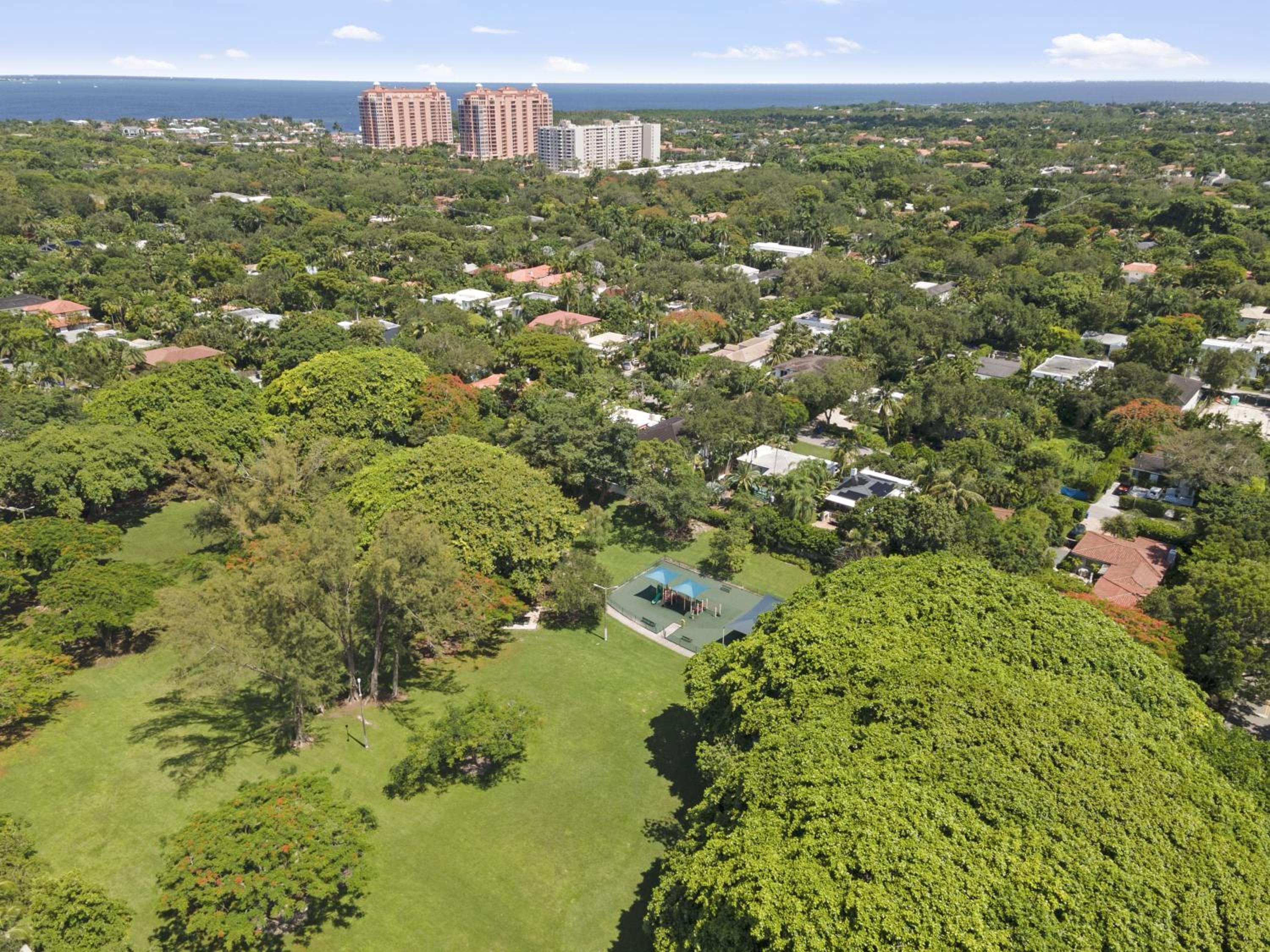 Summer Estate - Pool Parking & Prime Location