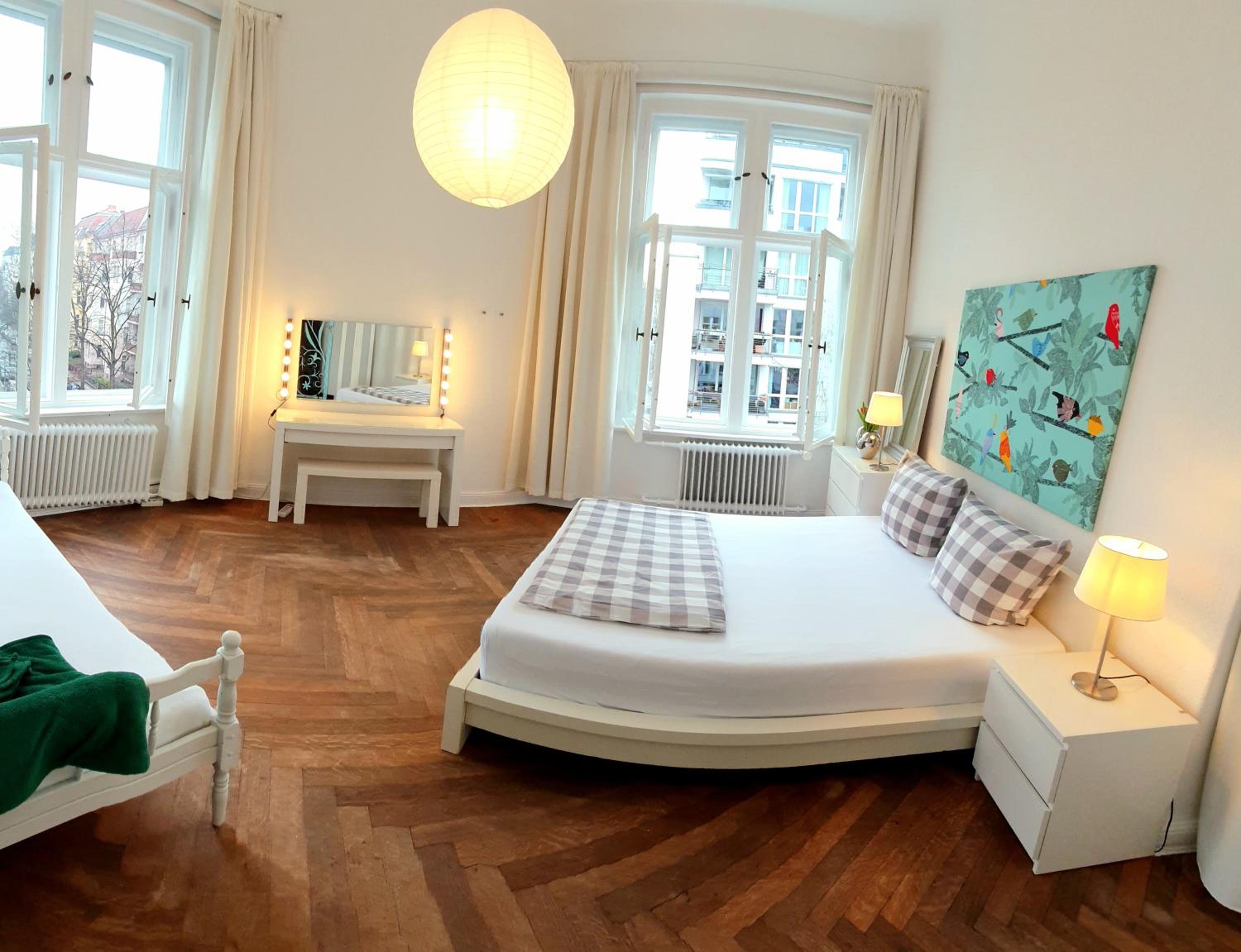 Apartment 3 large rooms with 2 separate bedbrooms close to city centre near Kudamm and KaDeWe