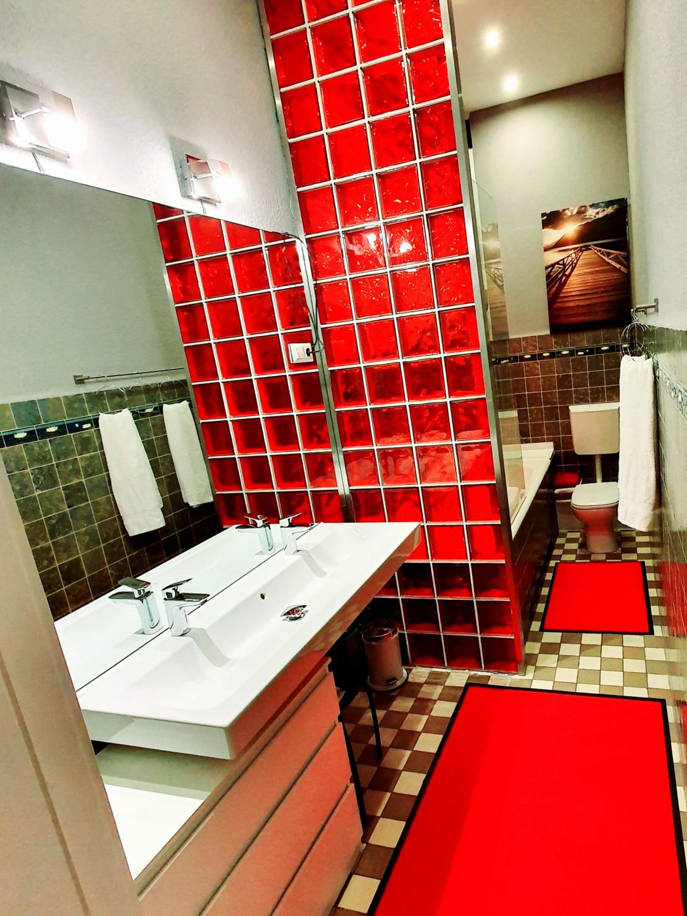 Apartment 3 large rooms with 2 separate bedbrooms close to city centre near Kudamm and KaDeWe