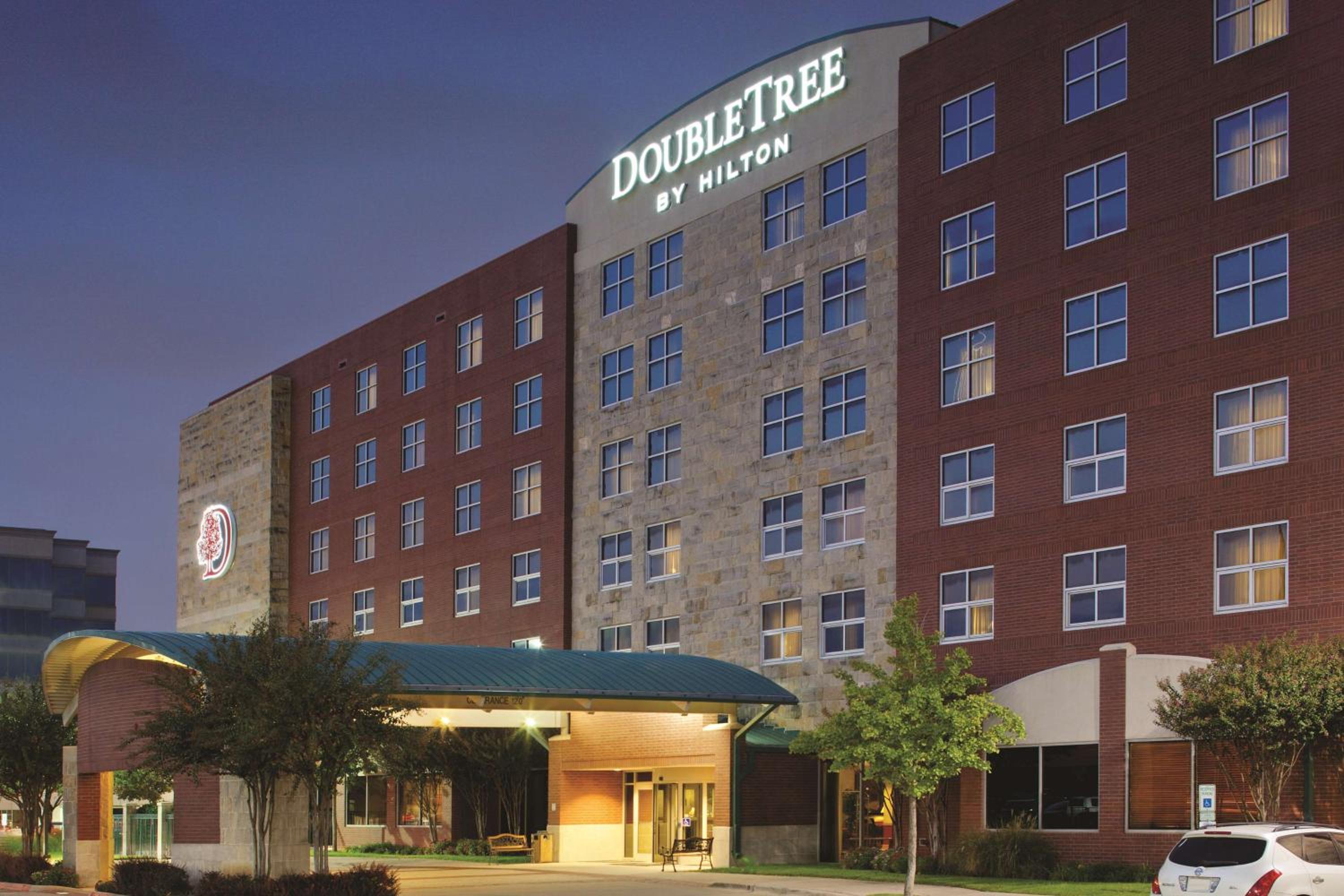 Hotel DoubleTree by Hilton Dallas-Farmers Branch - Image 1