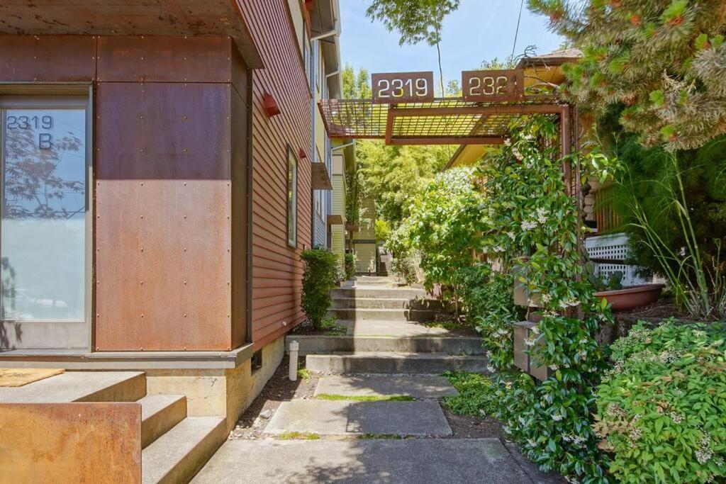 #StayInMyDistrict Buckman Spacious Modern Rowhouse