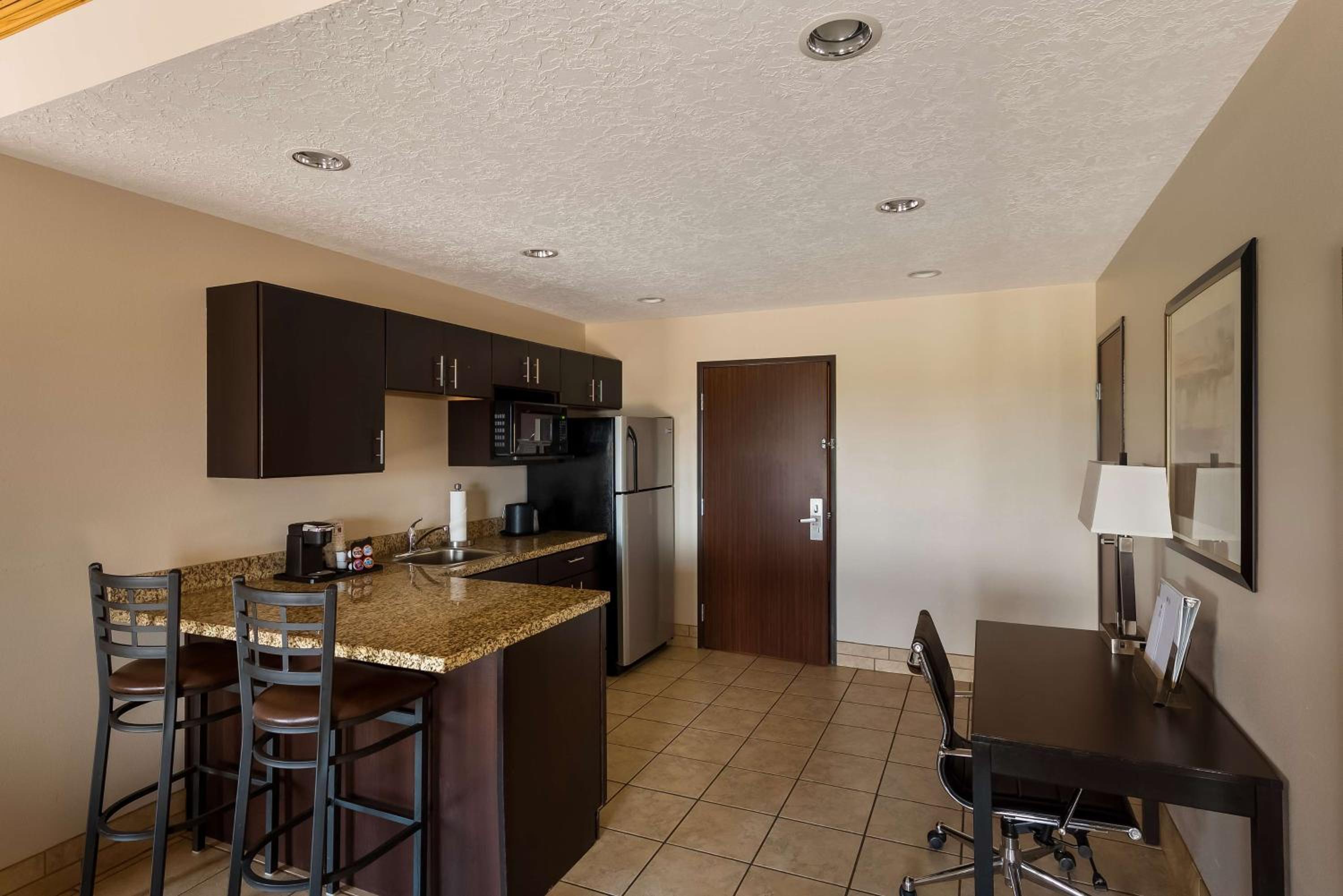 Best Western Plus Landmark Hotel - Property Image 4