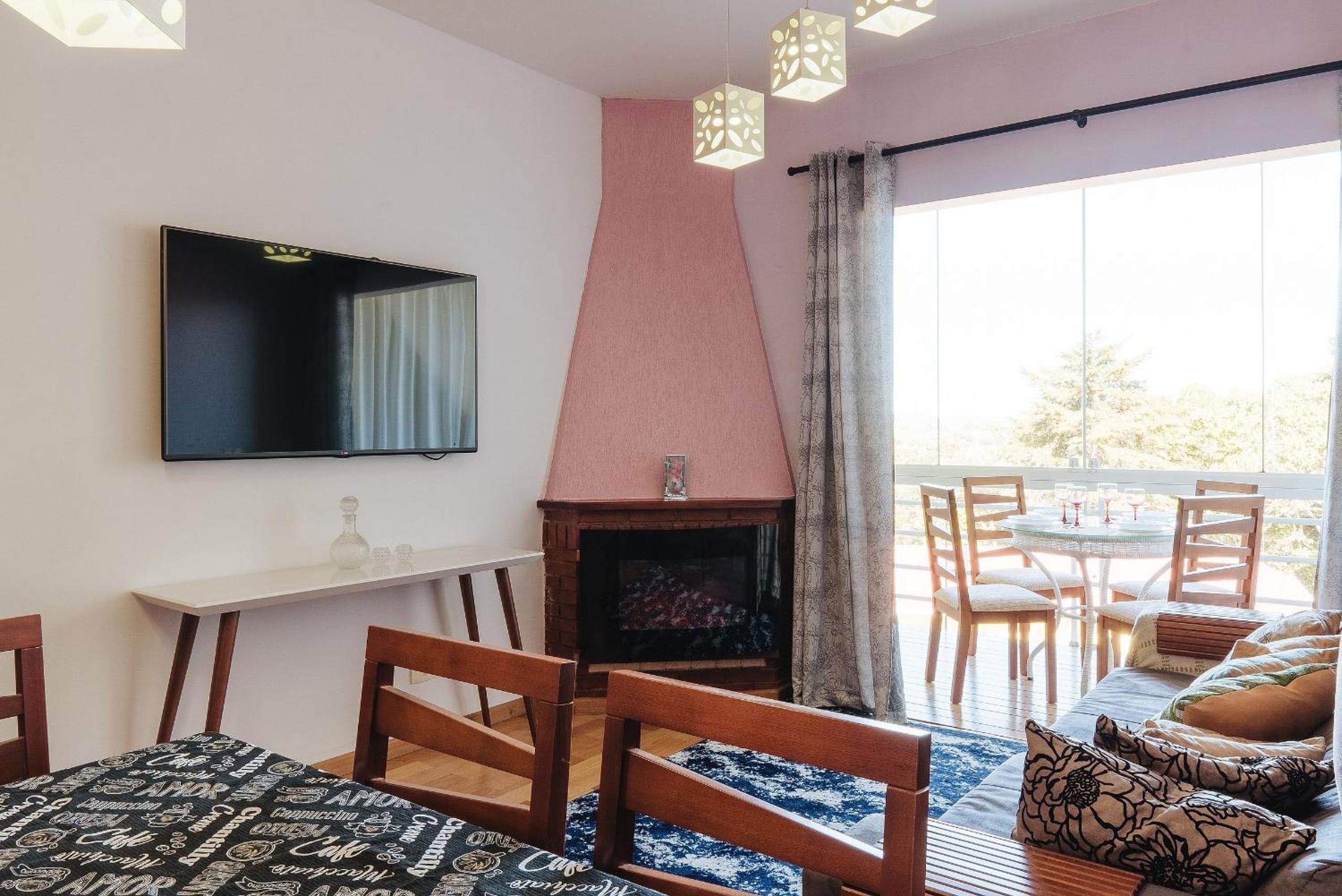 Apt with electric fireplace near Pico do Imbiri