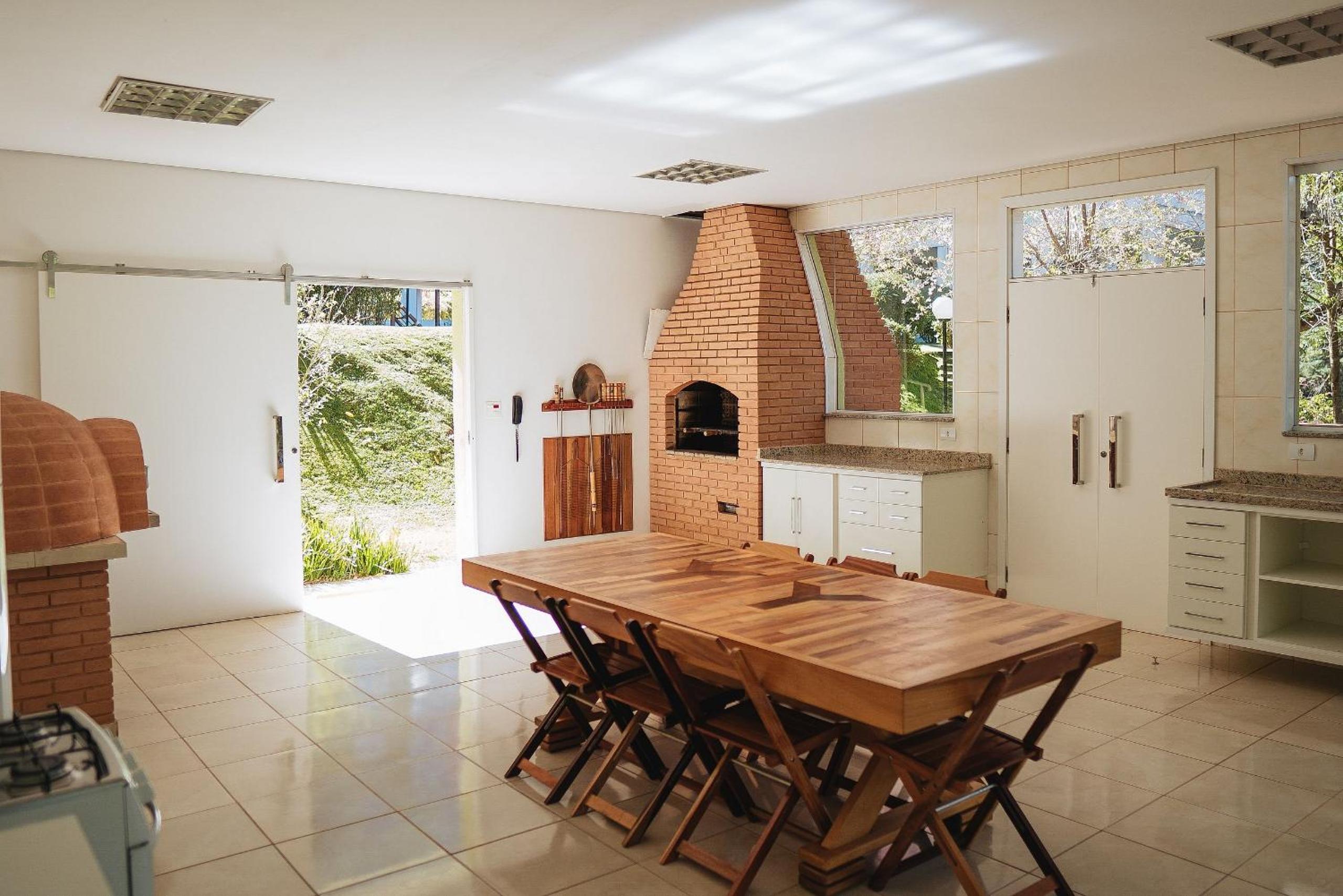 Apt with electric fireplace near Pico do Imbiri