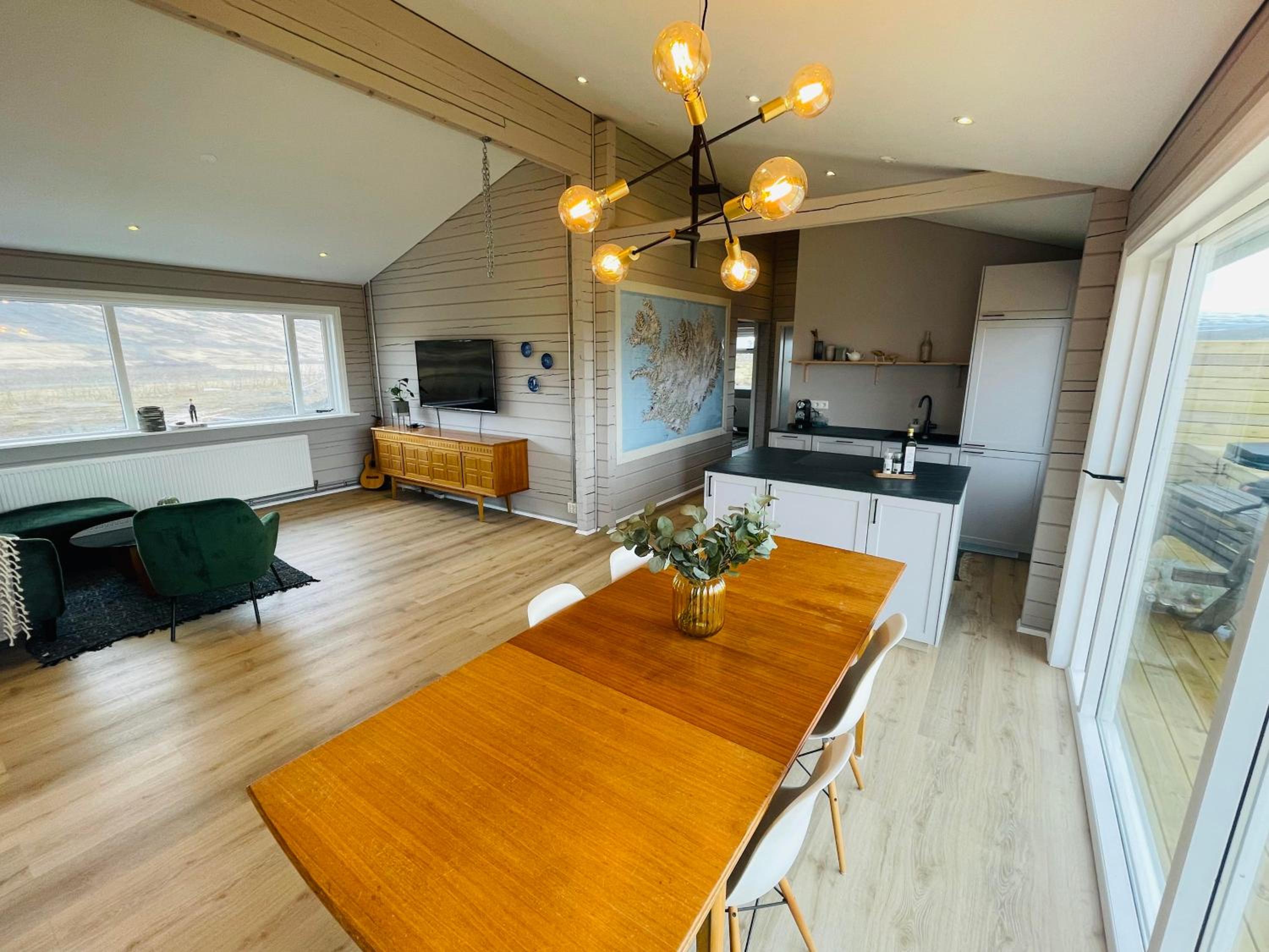 Stylish cottage with hot tub view 5
