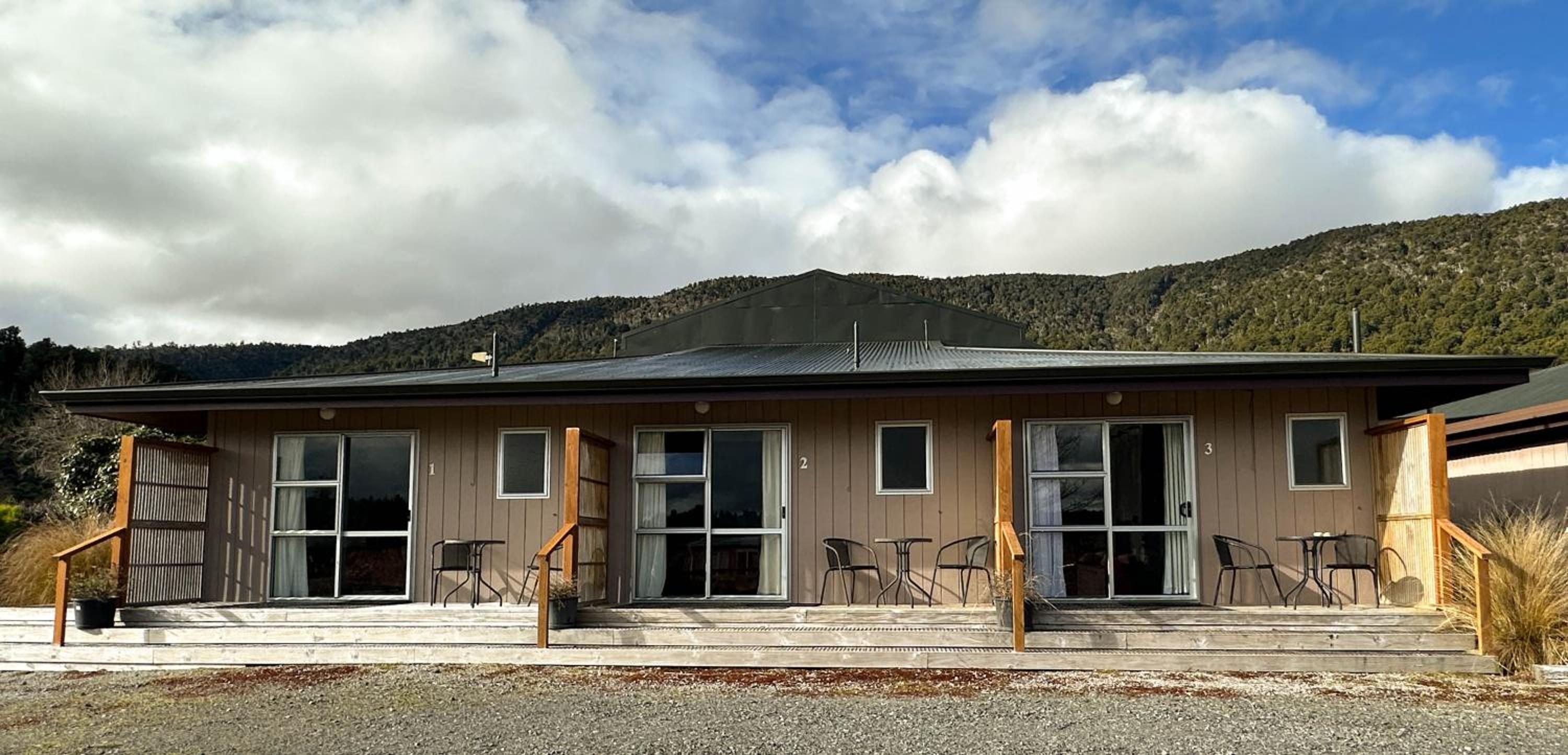 The Crossing Lodge & Backpackers