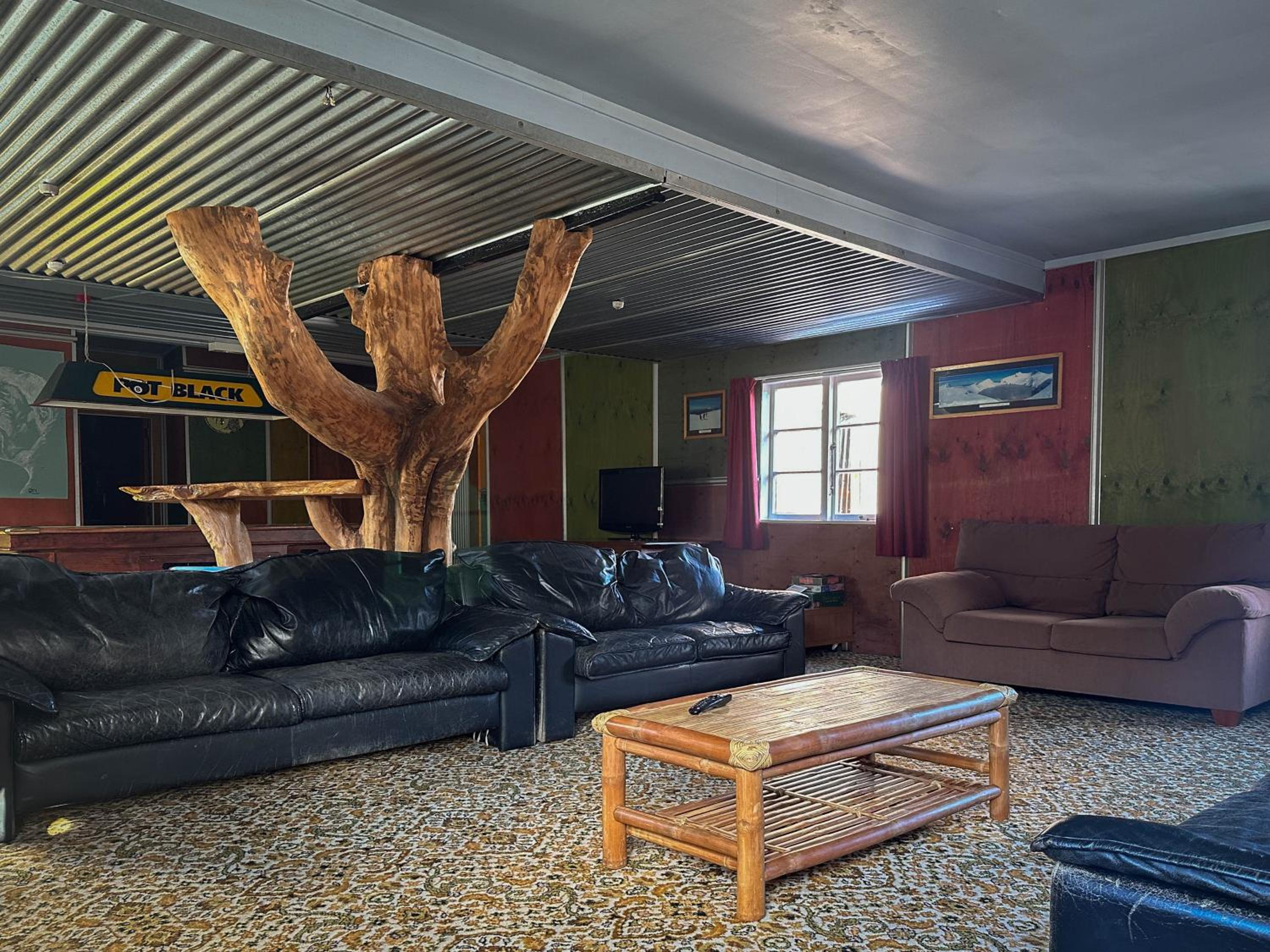 The Crossing Lodge & Backpackers