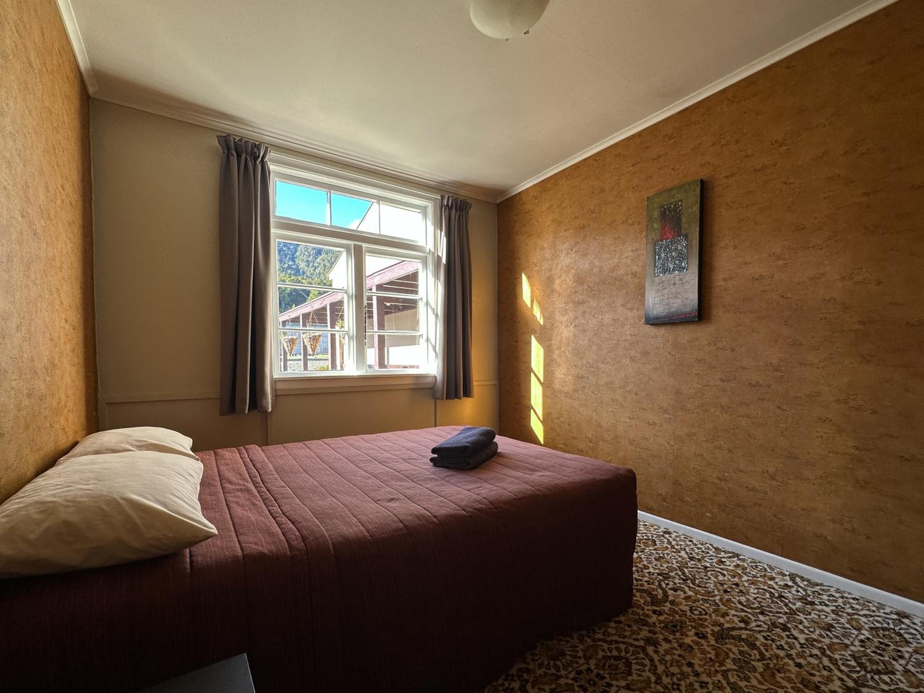 The Crossing Lodge & Backpackers