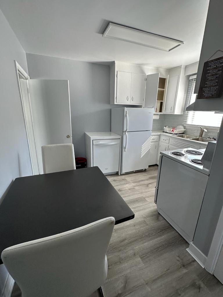 Spotless 4 Bedrooms 4 Beds Sleep 8 in Winnipeg