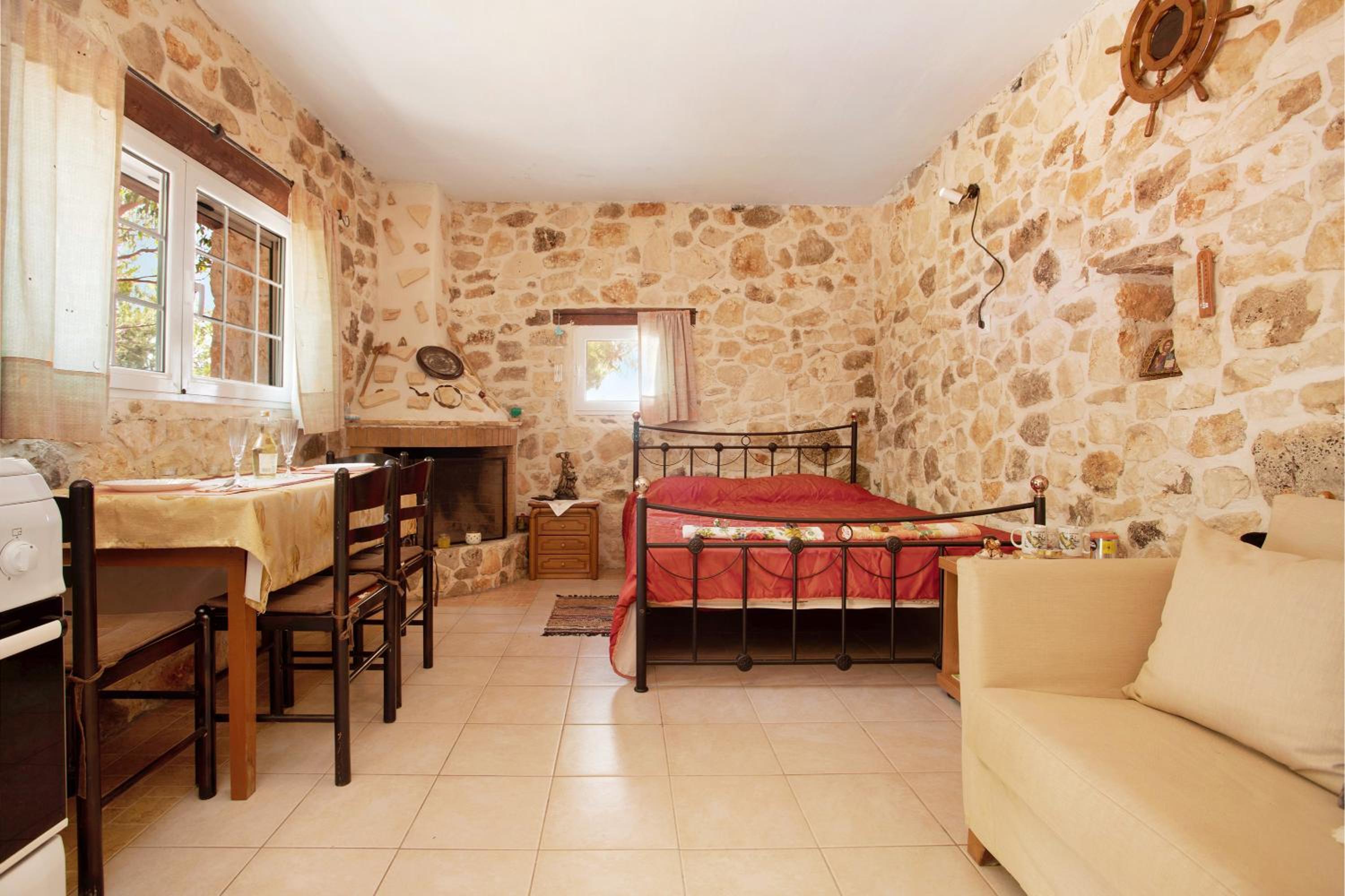 Lithahiro stone house