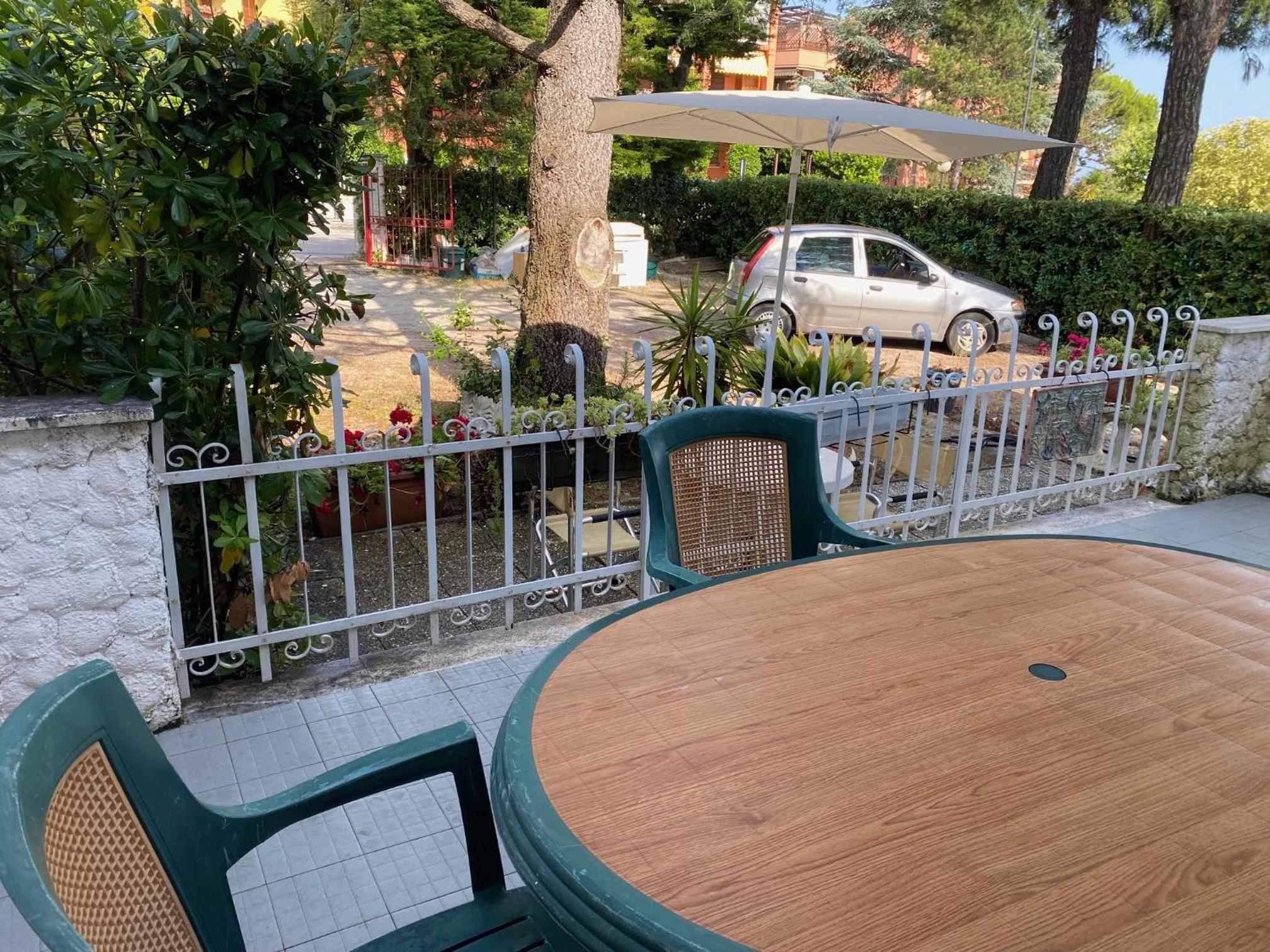Bilocale 4 posti terrazza posto auto view 4
