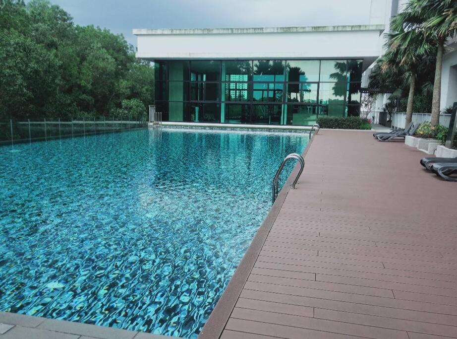 Sky Loft 3 rooms beside Aeon With Smart TV & Facilities L14