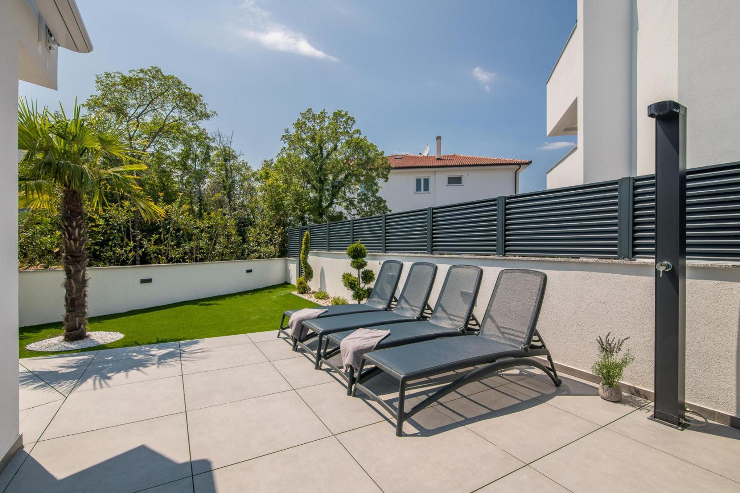 AK lux apartment with private pool view 2