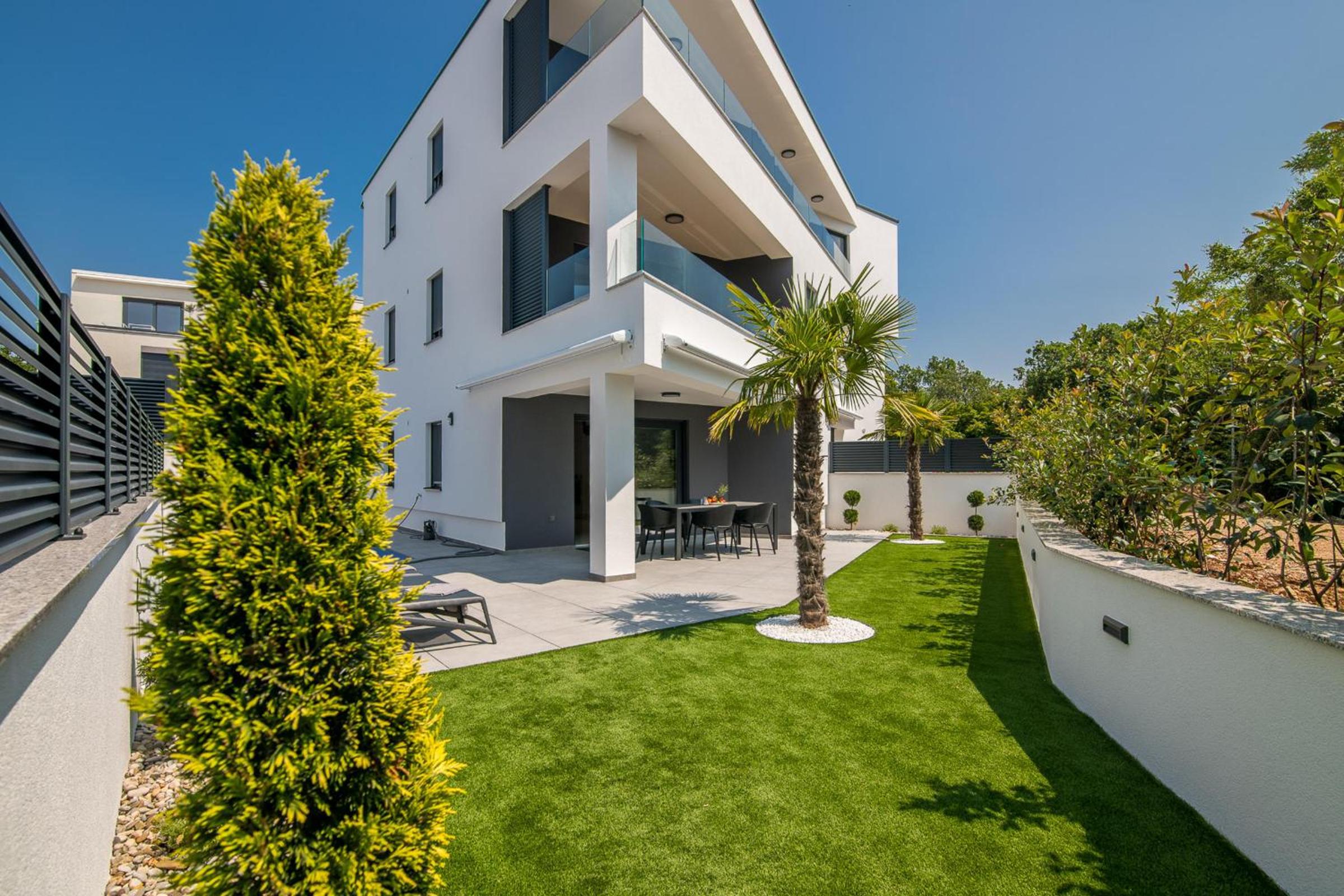 AK lux apartment with private pool view 3
