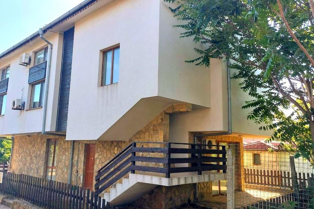 Cozy, spacious apartment near Paradise Bay