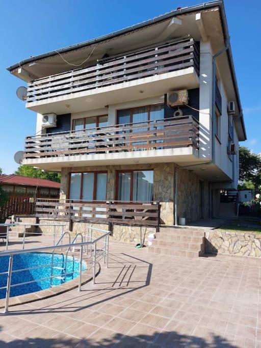 Cozy, spacious apartment near Paradise Bay