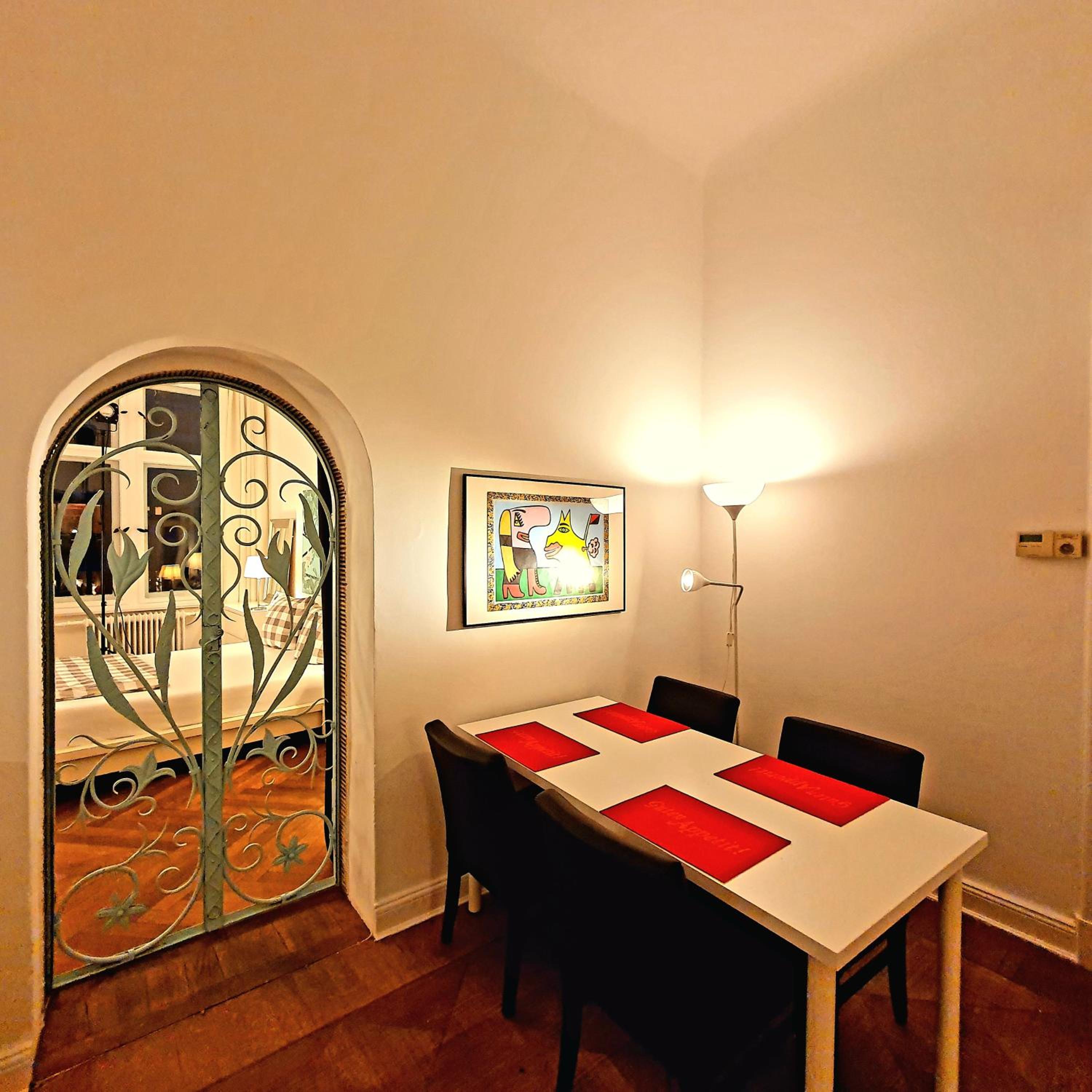 Apartment 3 large rooms with 2 separate bedbrooms close to city centre near Kudamm and KaDeWe