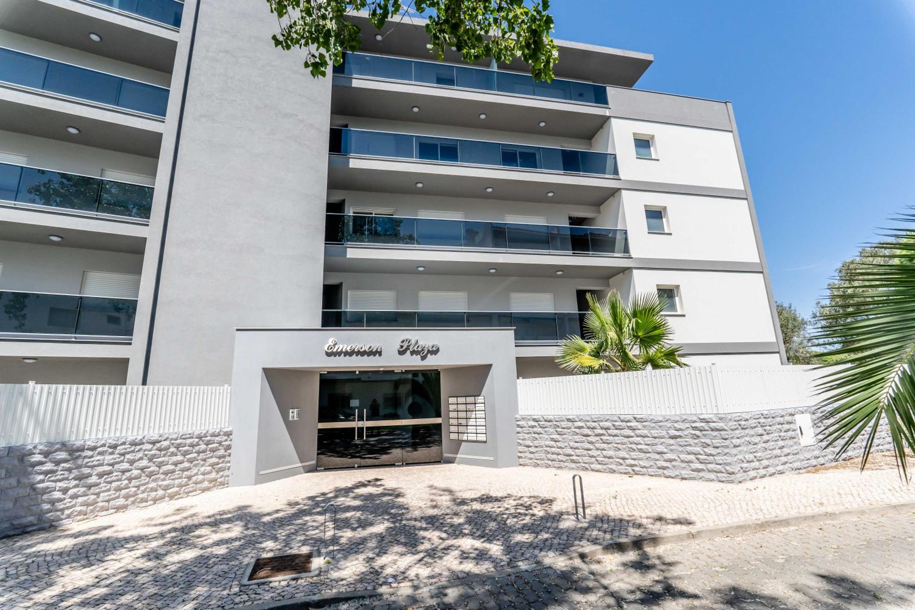 Hotel Emerson Plaza stunning 2 bedroom apartment with sea view - Image 1