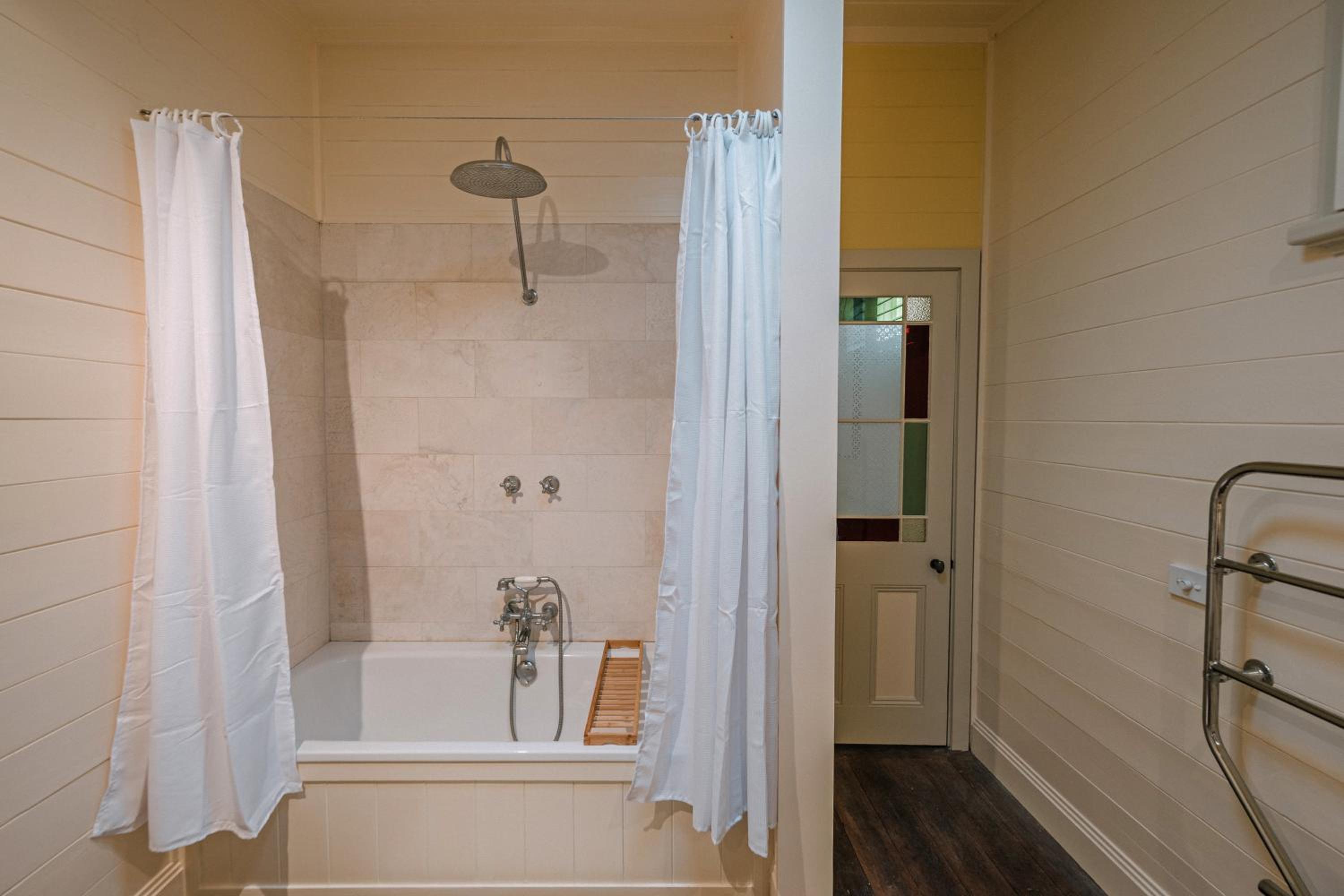 Carramar Coach House, Romantic Falls Retreat