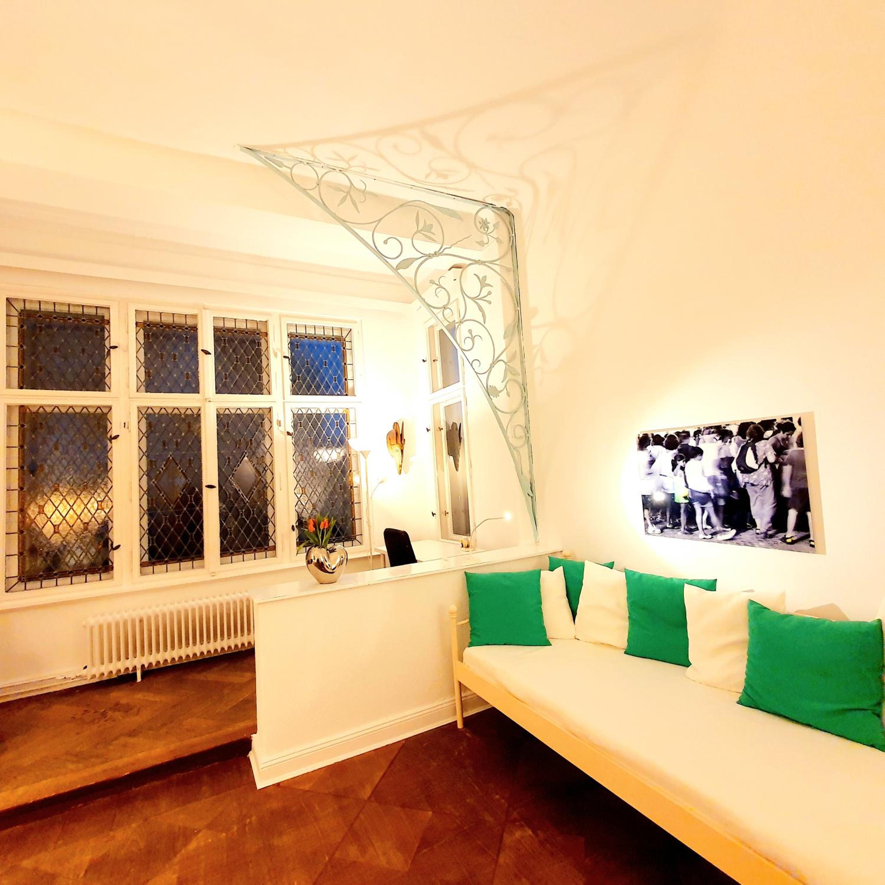 Apartment 3 large rooms with 2 separate bedbrooms close to city centre near Kudamm and KaDeWe