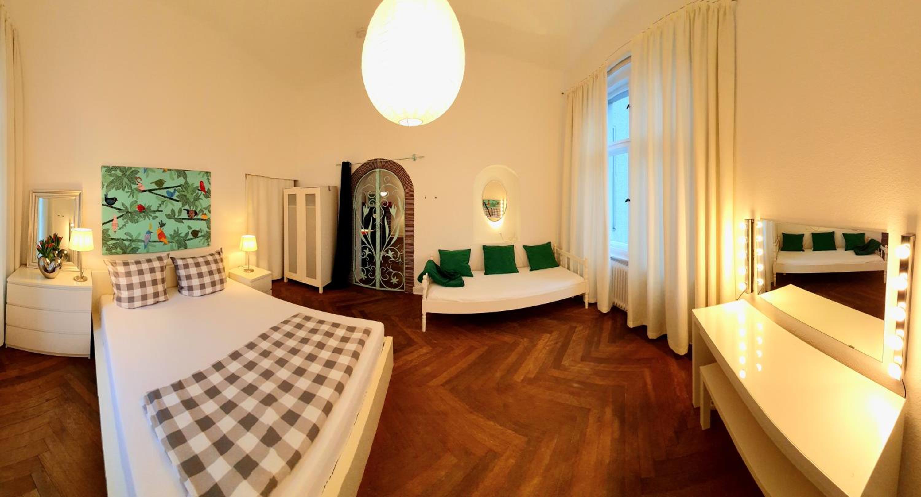 Apartment 3 large rooms with 2 separate bedbrooms close to city centre near Kudamm and KaDeWe