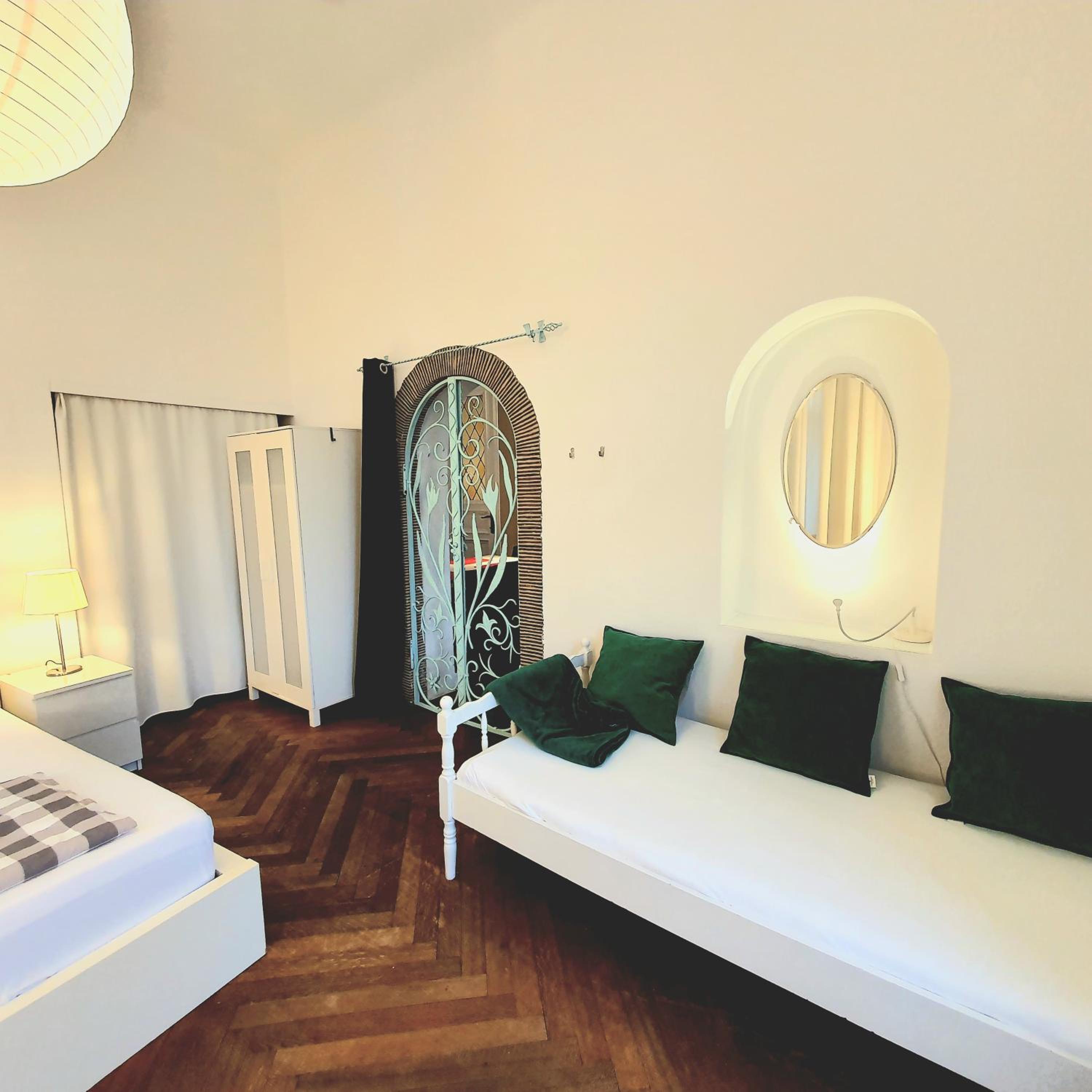 Apartment 3 large rooms with 2 separate bedbrooms close to city centre near Kudamm and KaDeWe