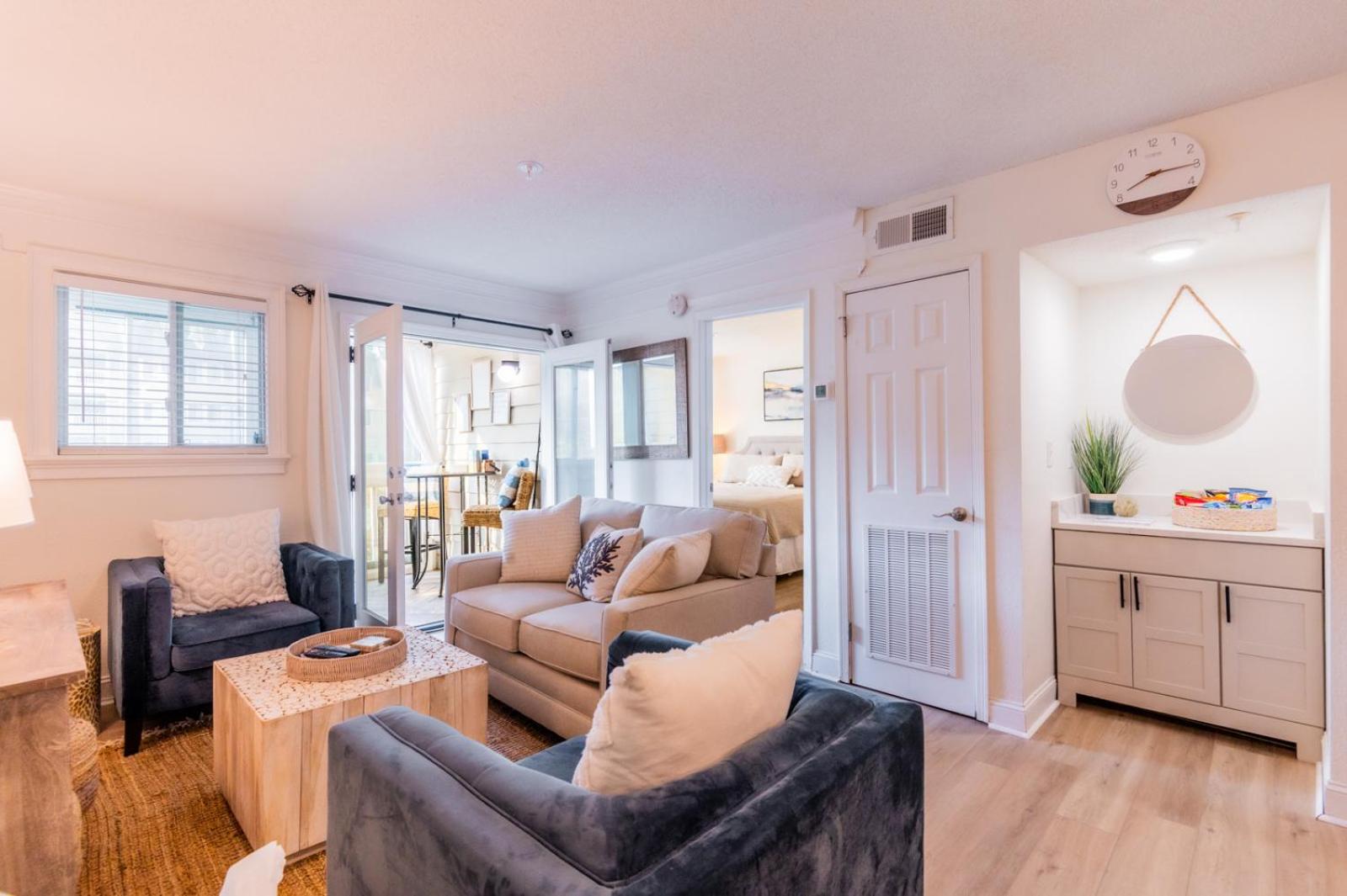 Hotel Coastal Luxe Villa by the Beach - Image 1