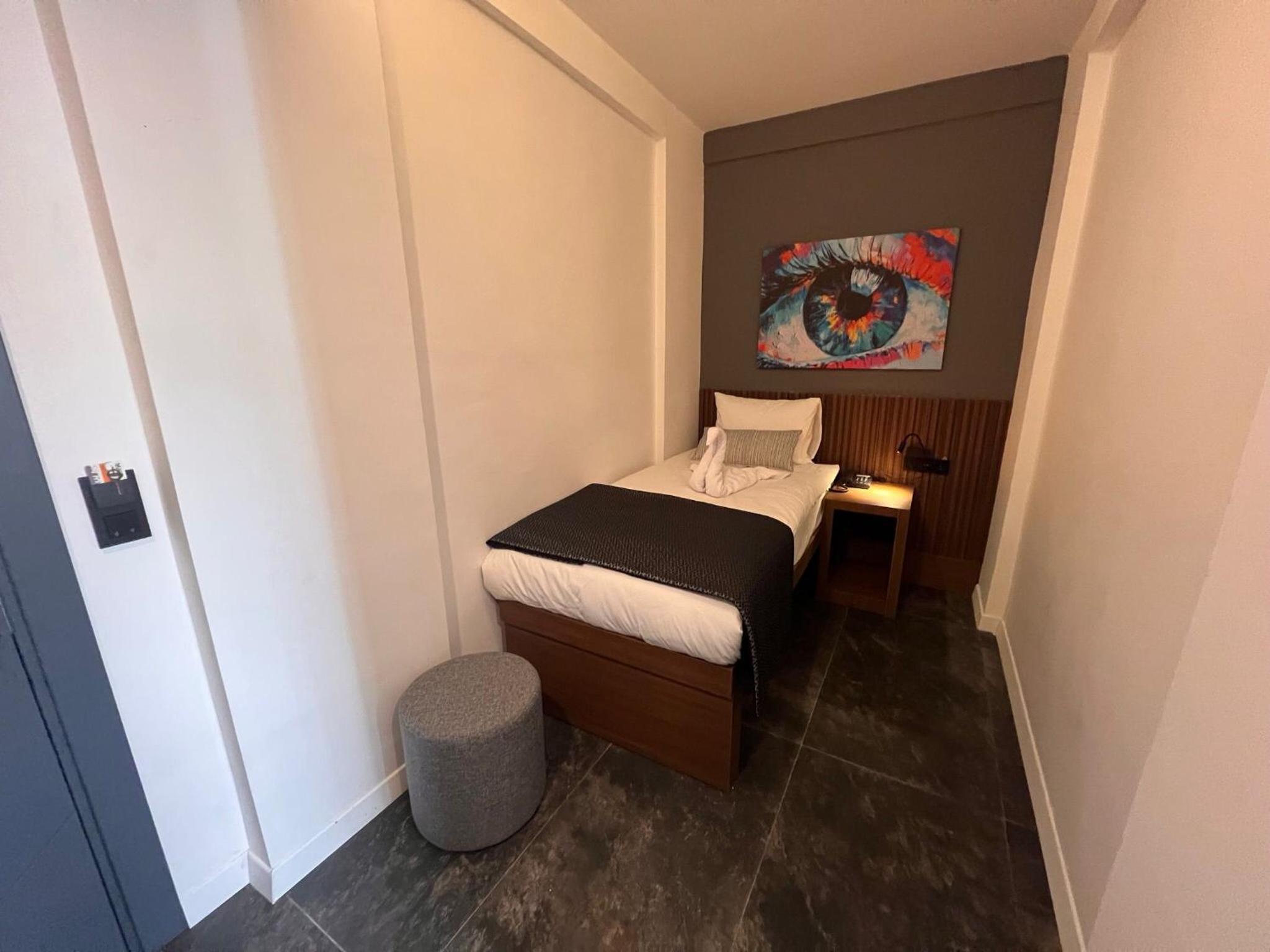 Wolf Of The City Otel - Image 82