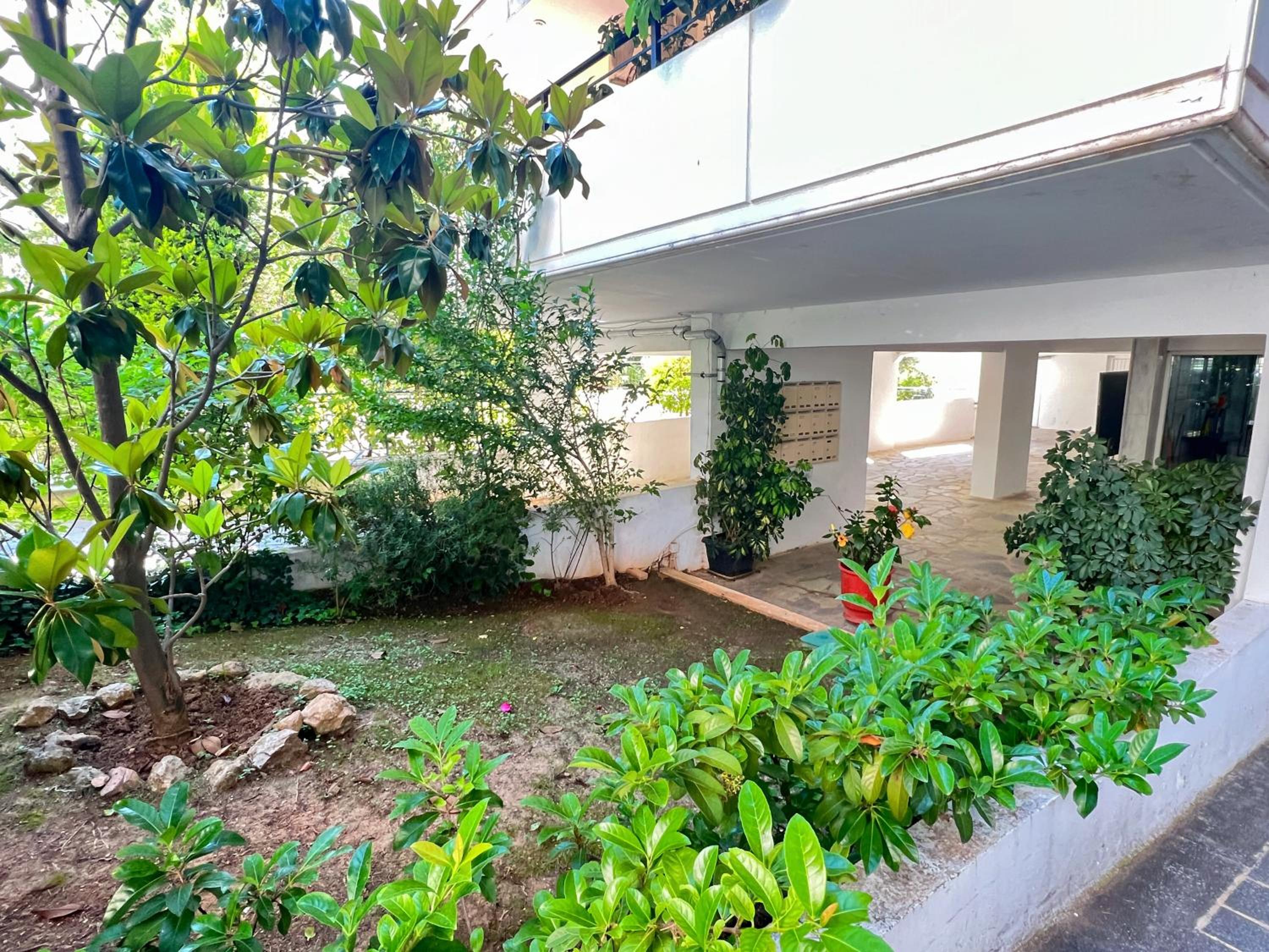Cozy fairytal garden apartment, Family Friendly, Free parking, 15 Min to Airport