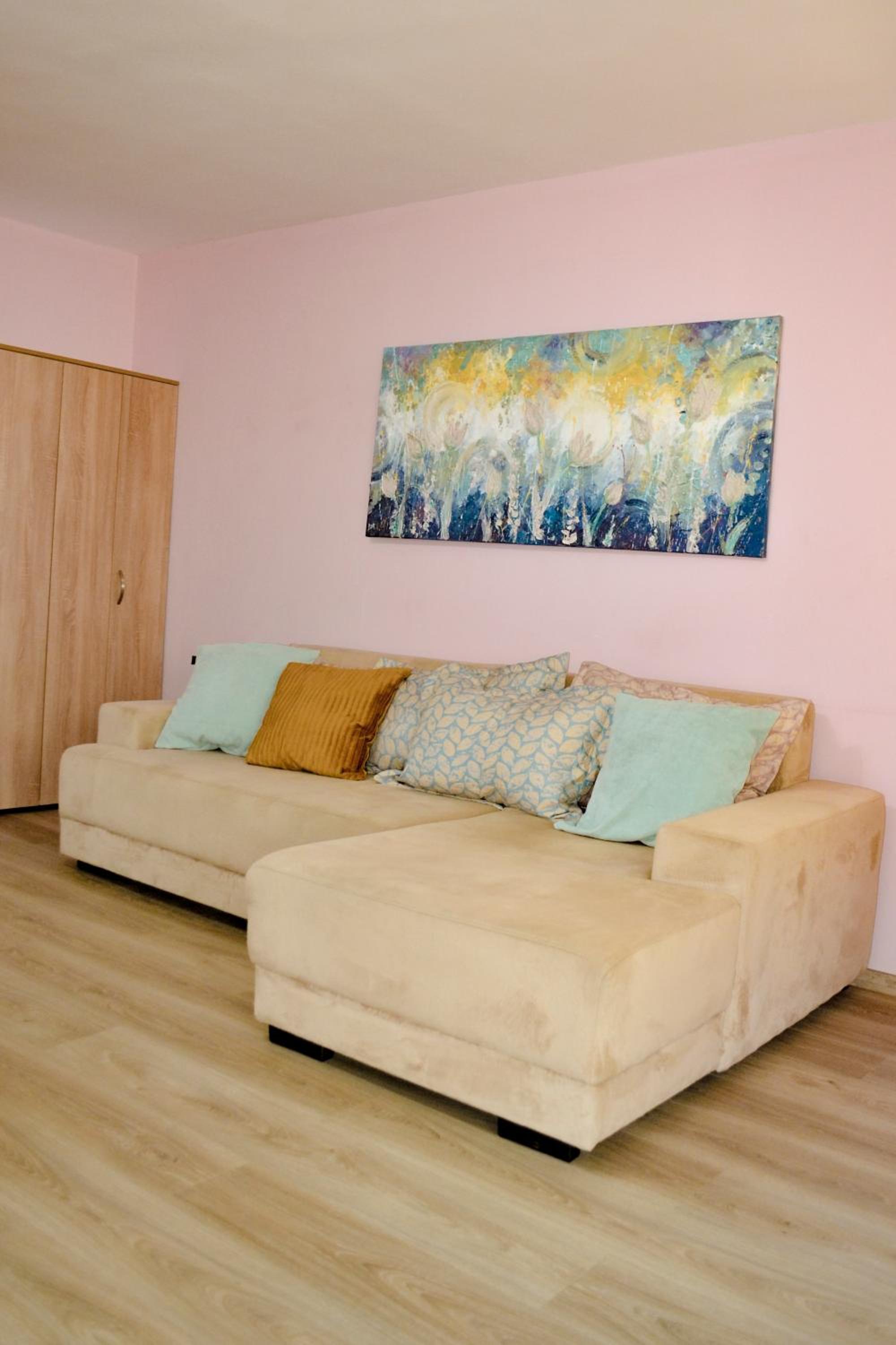 Top Location !!FREE parking!! 