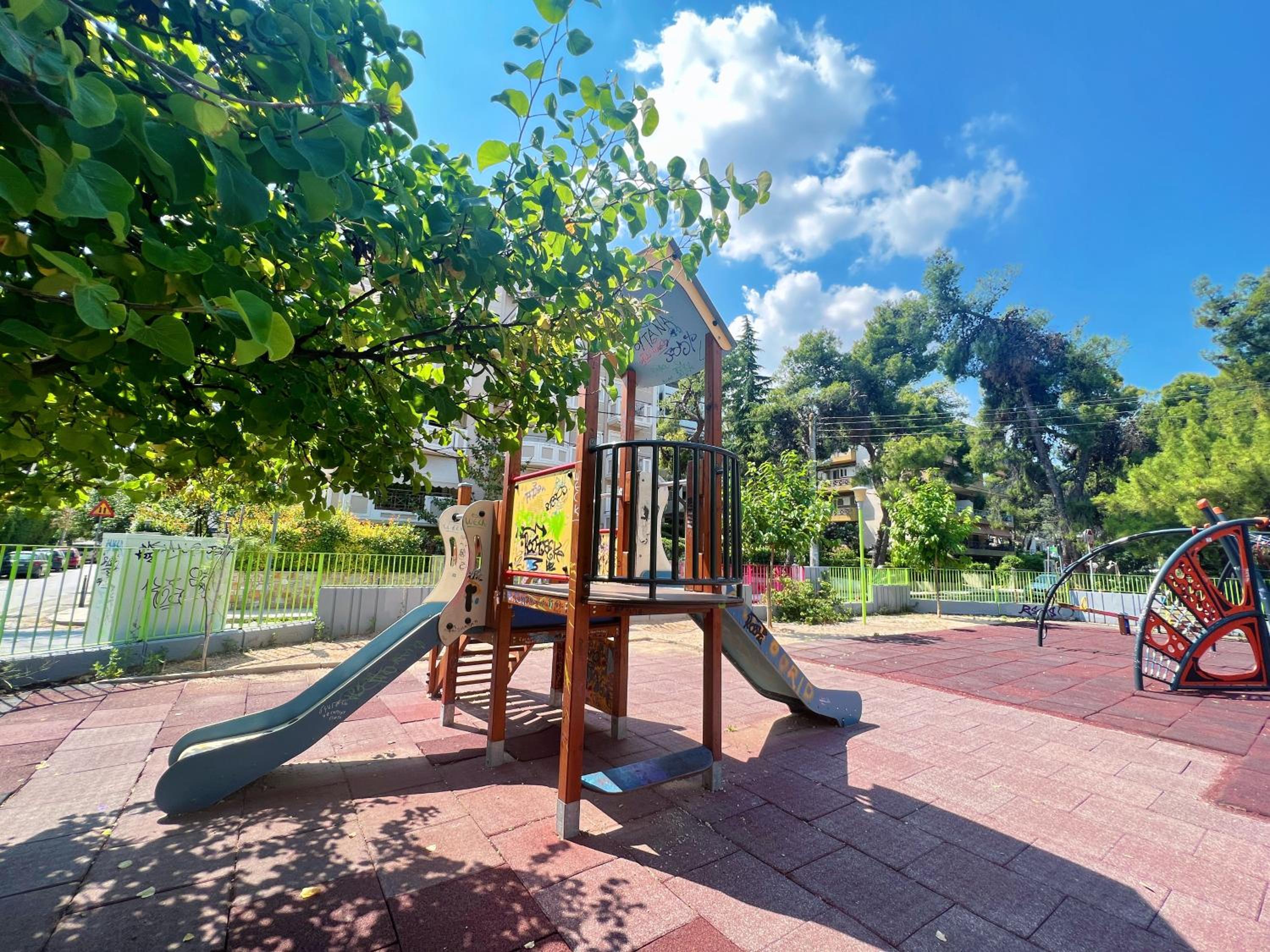 Cozy fairytal garden apartment, Family Friendly, Free parking, 15 Min to Airport