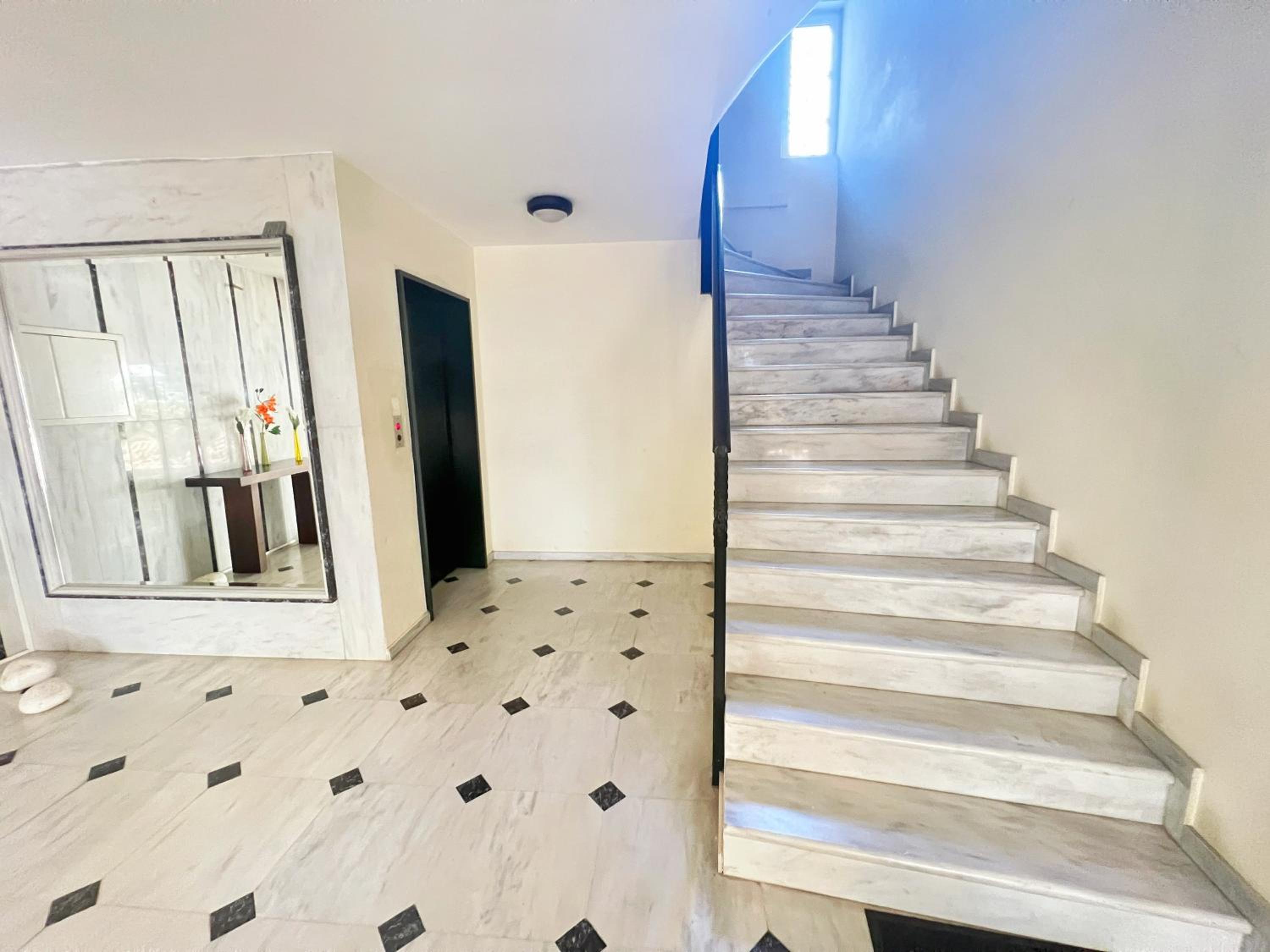Cozy fairytal garden apartment, Family Friendly, Free parking, 15 Min to Airport