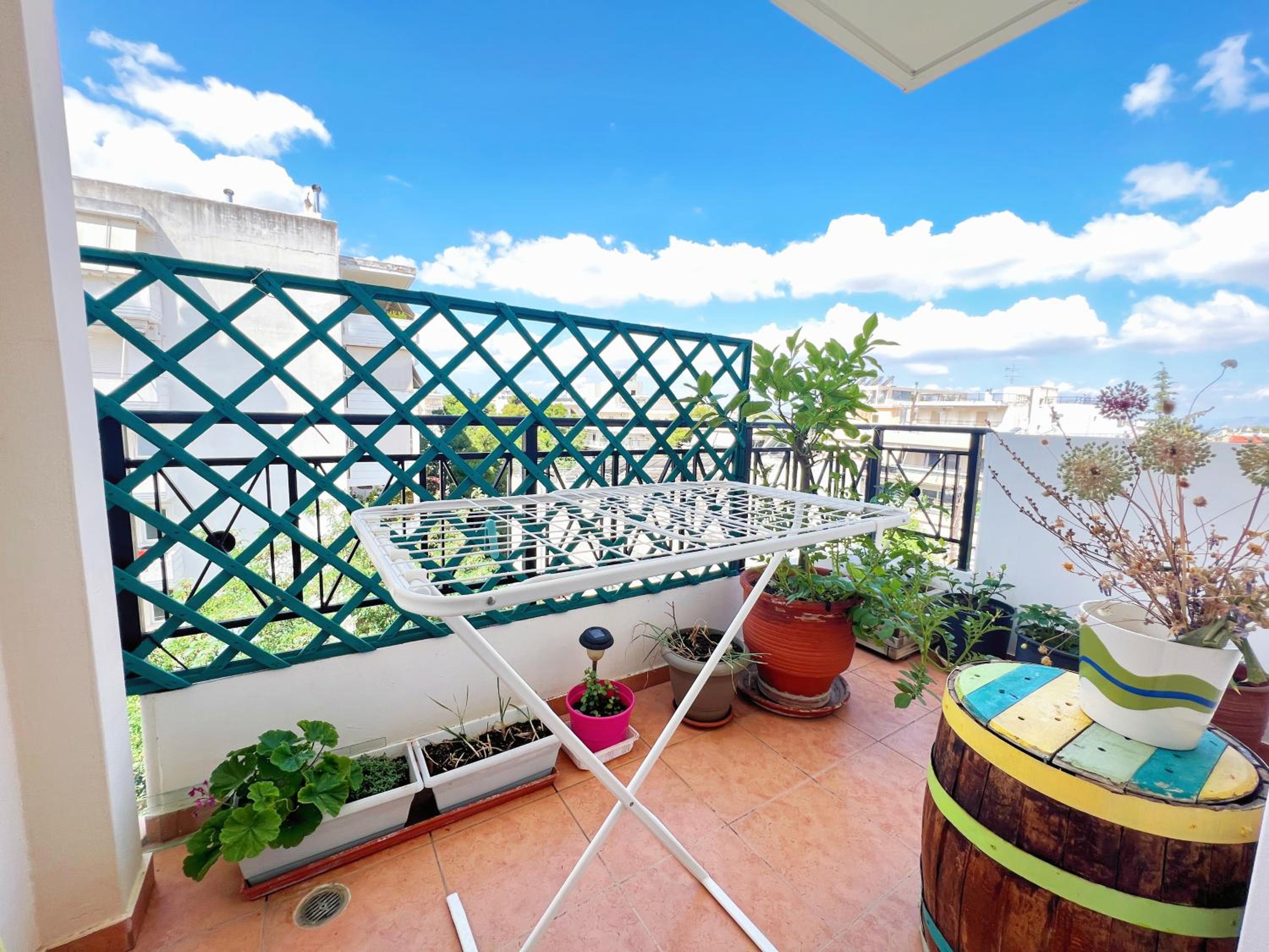 Cozy fairytal garden apartment, Family Friendly, Free parking, 15 Min to Airport