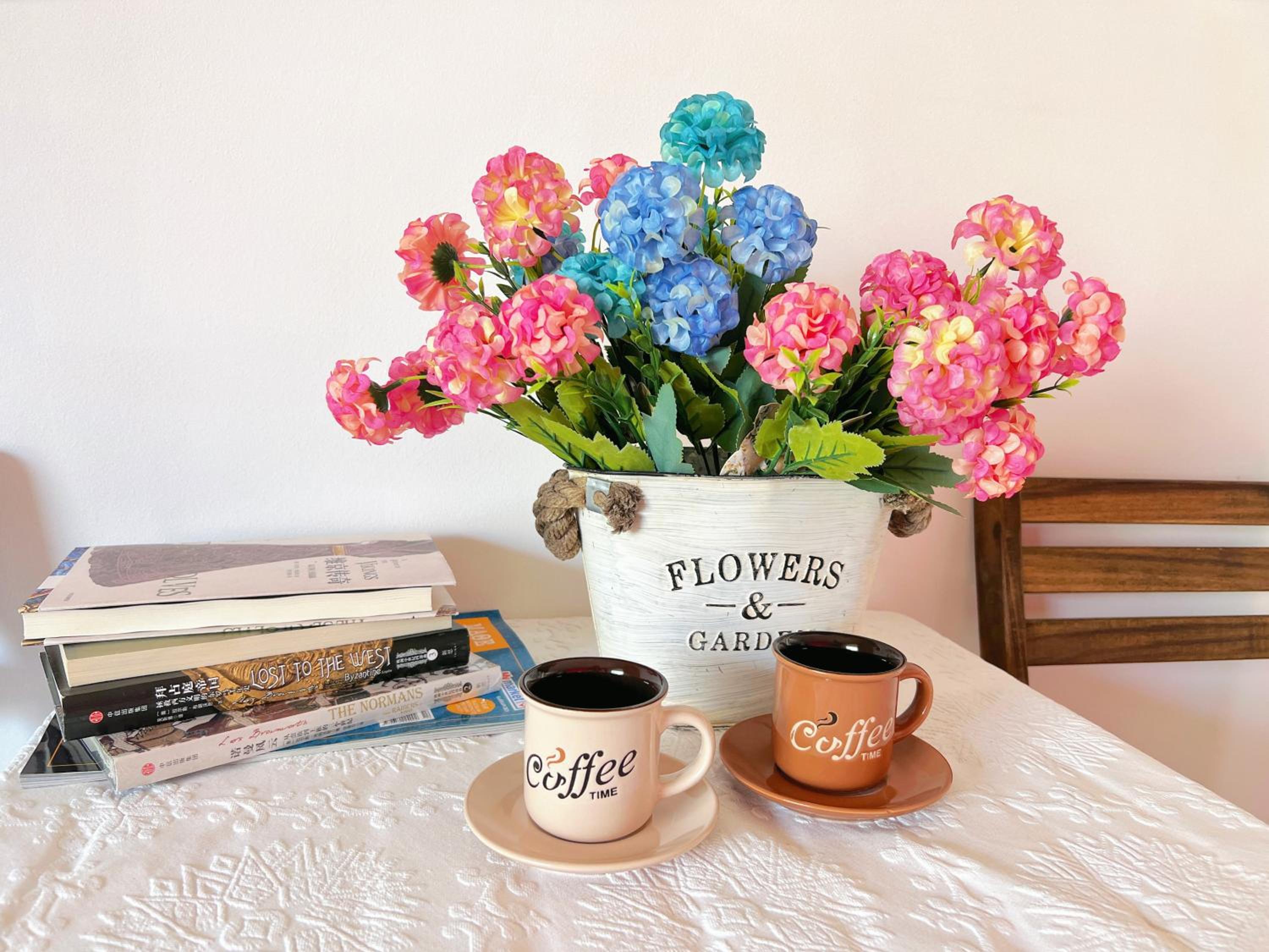 Cozy fairytal garden apartment, Family Friendly, Free parking, 15 Min to Airport