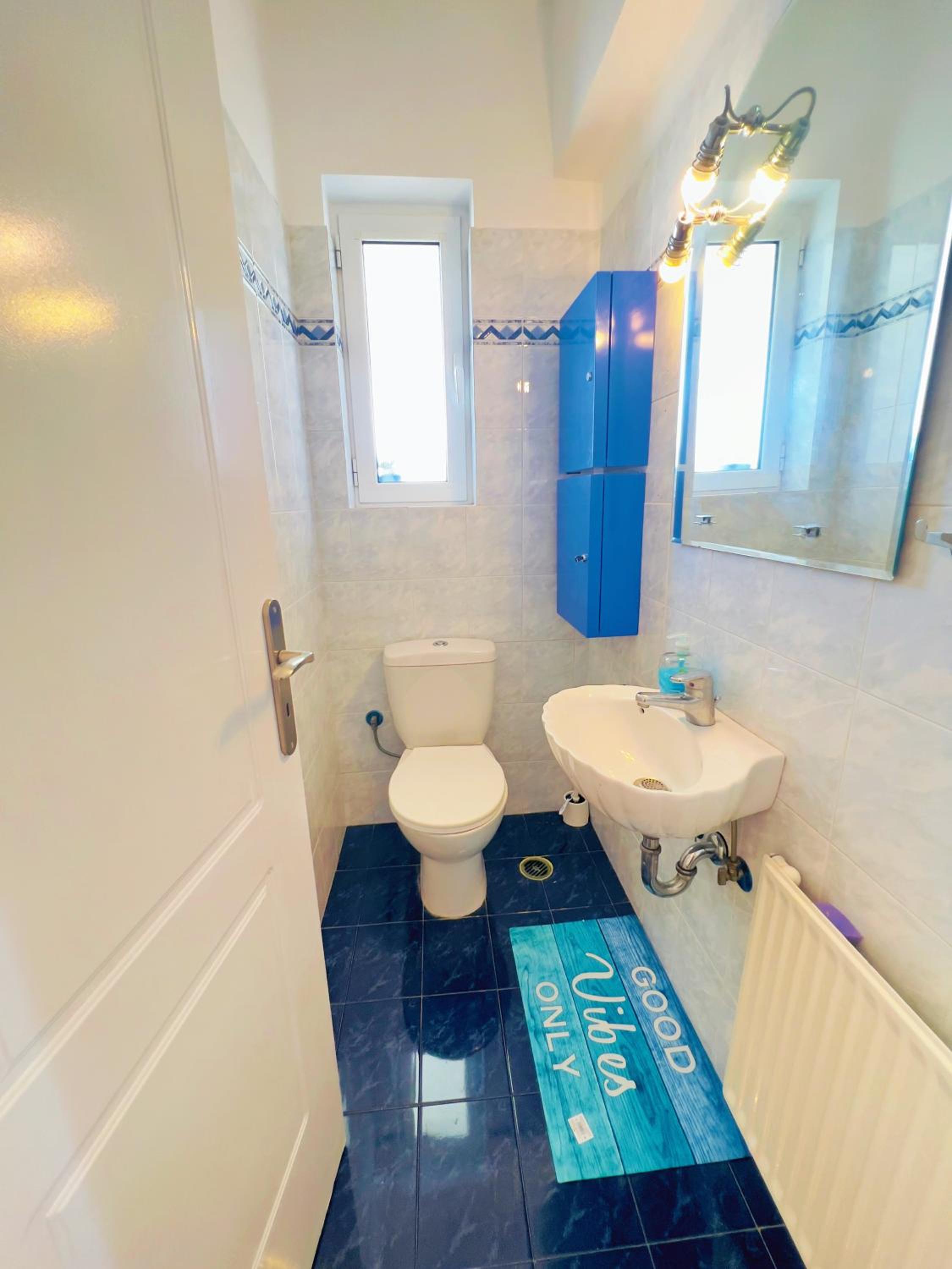 Cozy fairytal garden apartment, Family Friendly, Free parking, 15 Min to Airport
