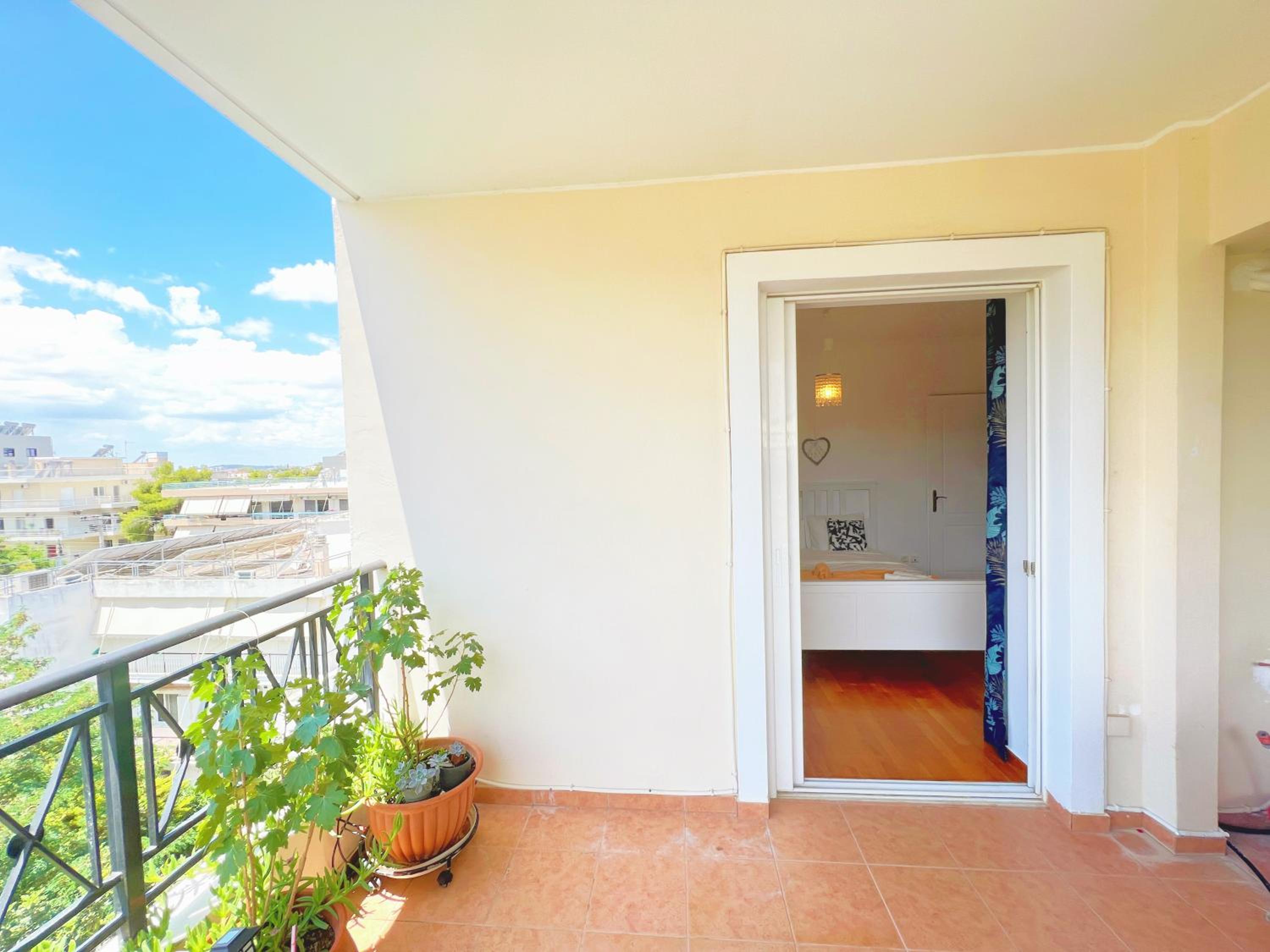 Cozy fairytal garden apartment, Family Friendly, Free parking, 15 Min to Airport