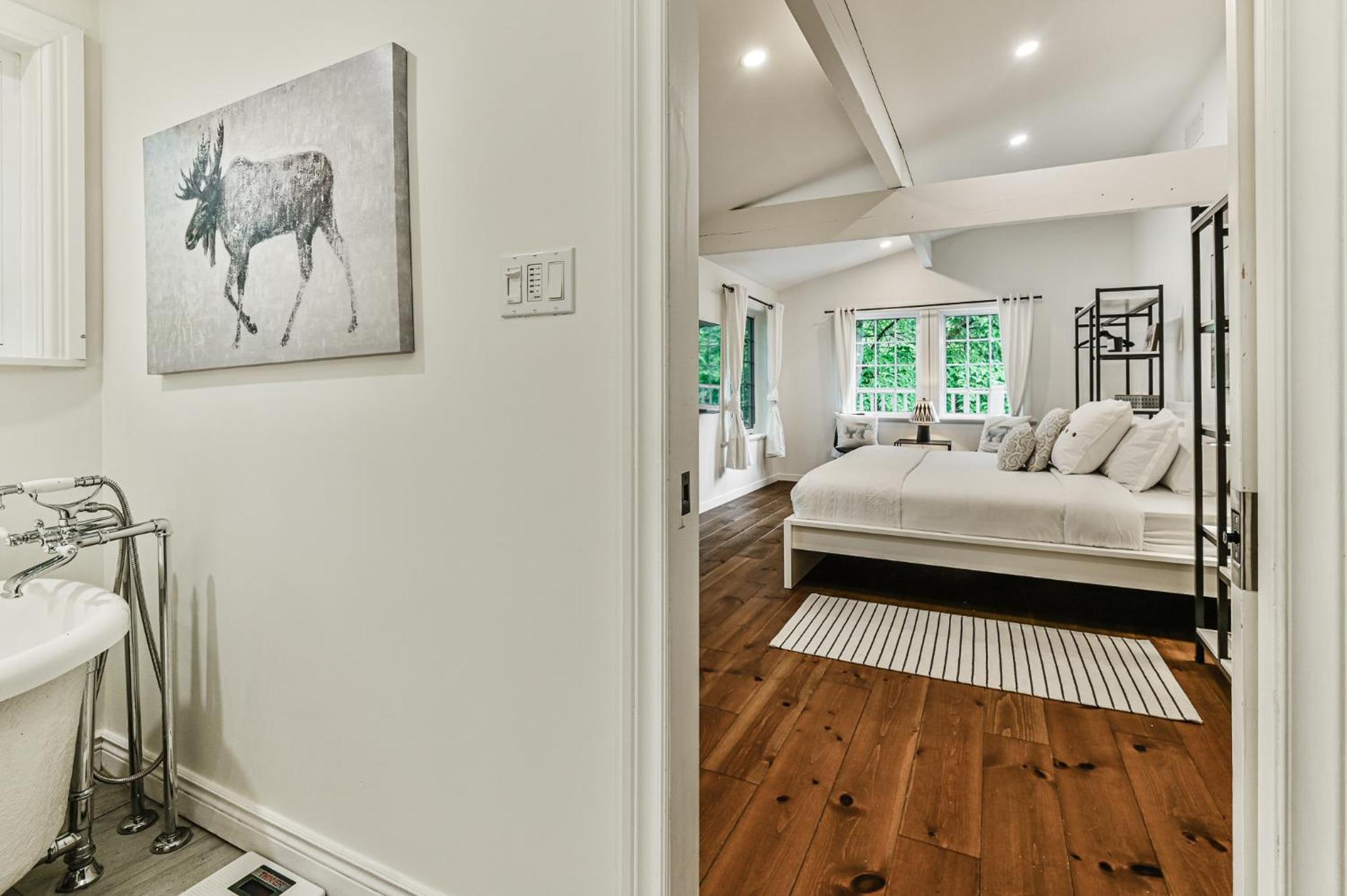 2669 Chemin du Village - Mountain Home w Hot Tub & Sauna next to Village