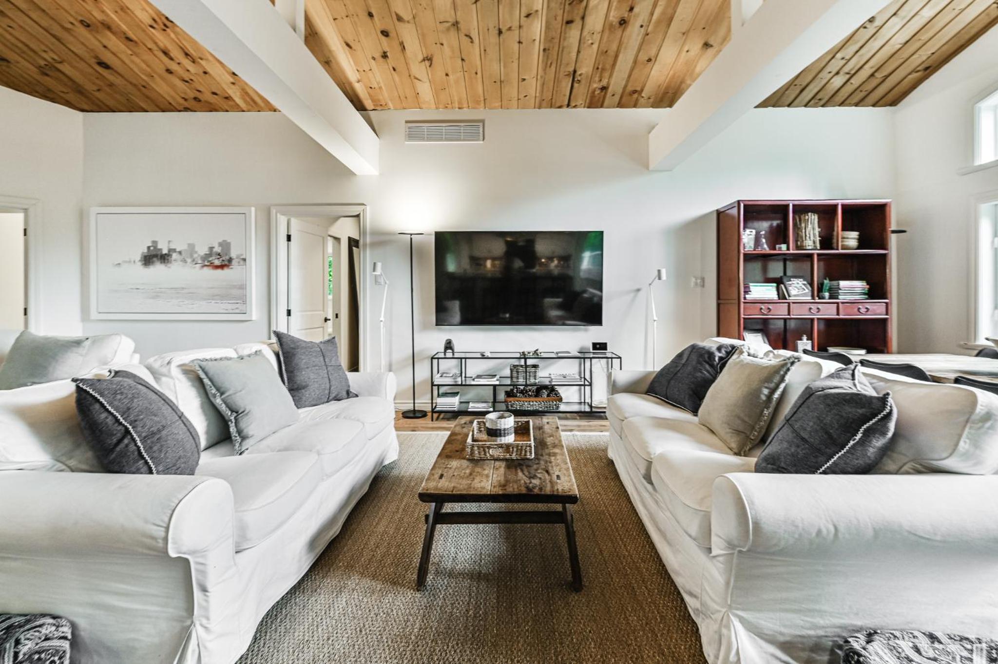 2669 Chemin du Village - Mountain Home w Hot Tub & Sauna next to Village