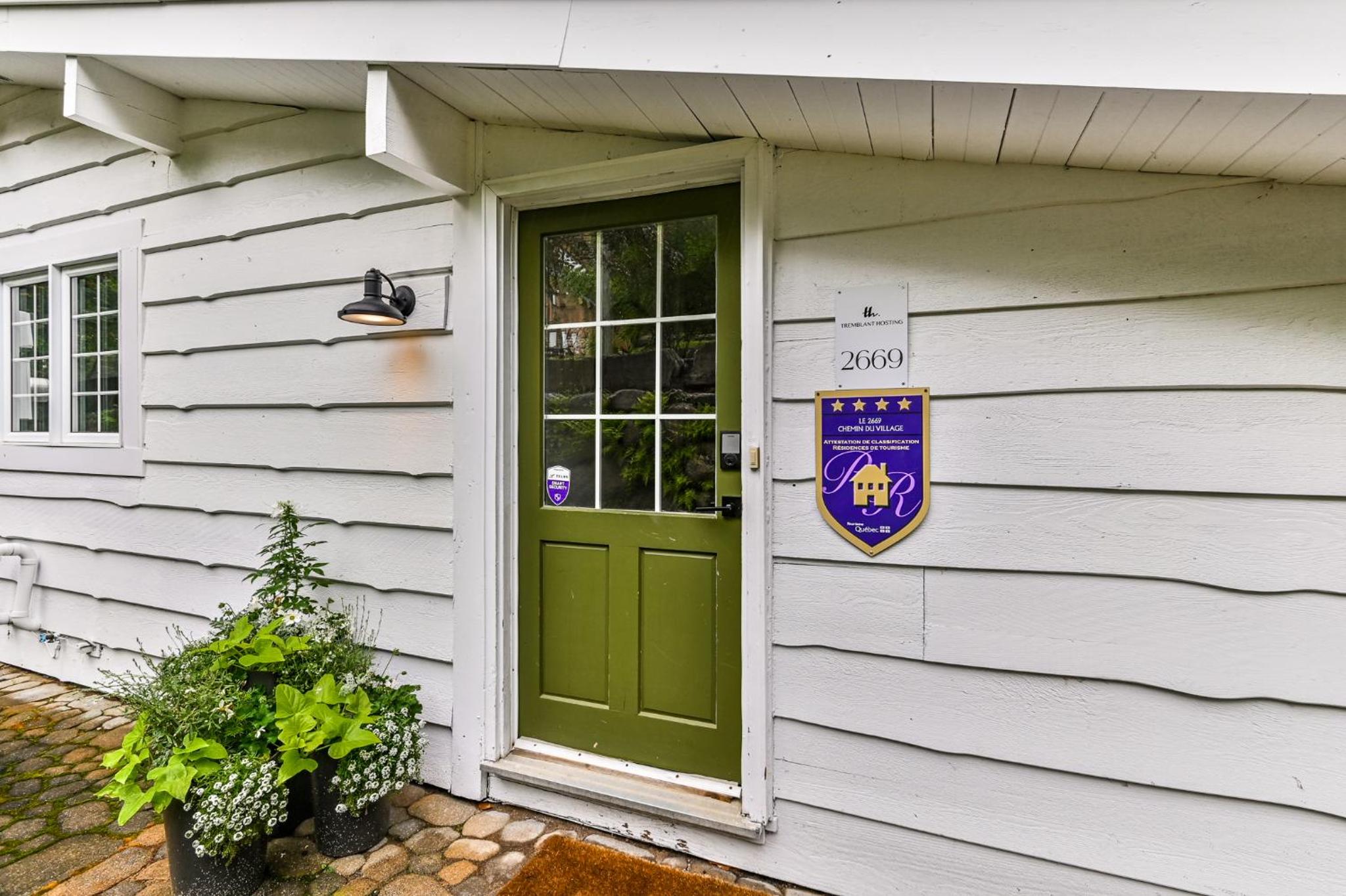 2669 Chemin du Village - Mountain Home w Hot Tub & Sauna next to Village