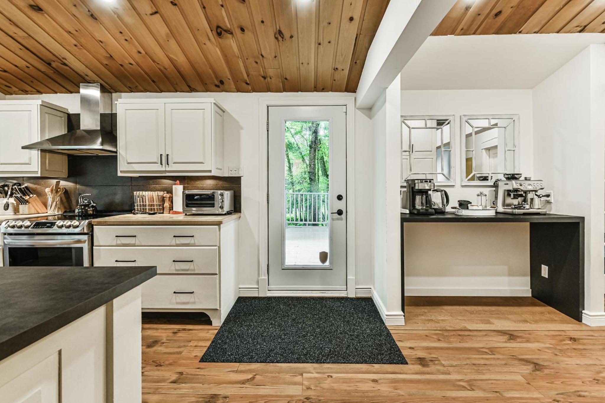 2669 Chemin du Village - Mountain Home w Hot Tub & Sauna next to Village