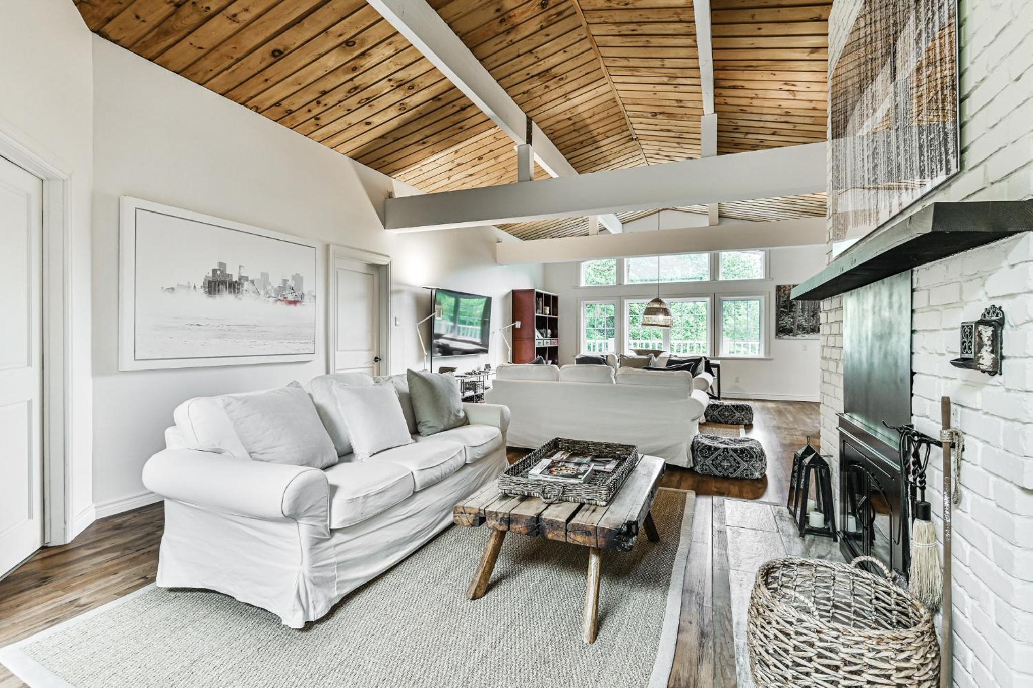 2669 Chemin du Village - Mountain Home w Hot Tub & Sauna next to Village