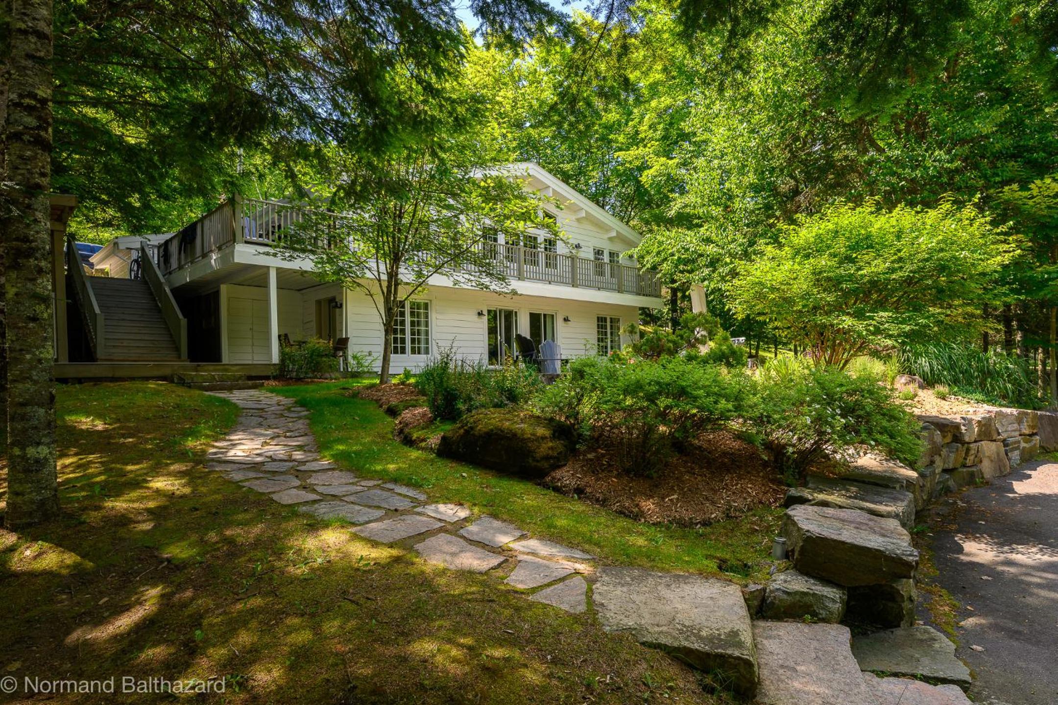 2669 Chemin du Village - Mountain Home w Hot Tub & Sauna next to Village