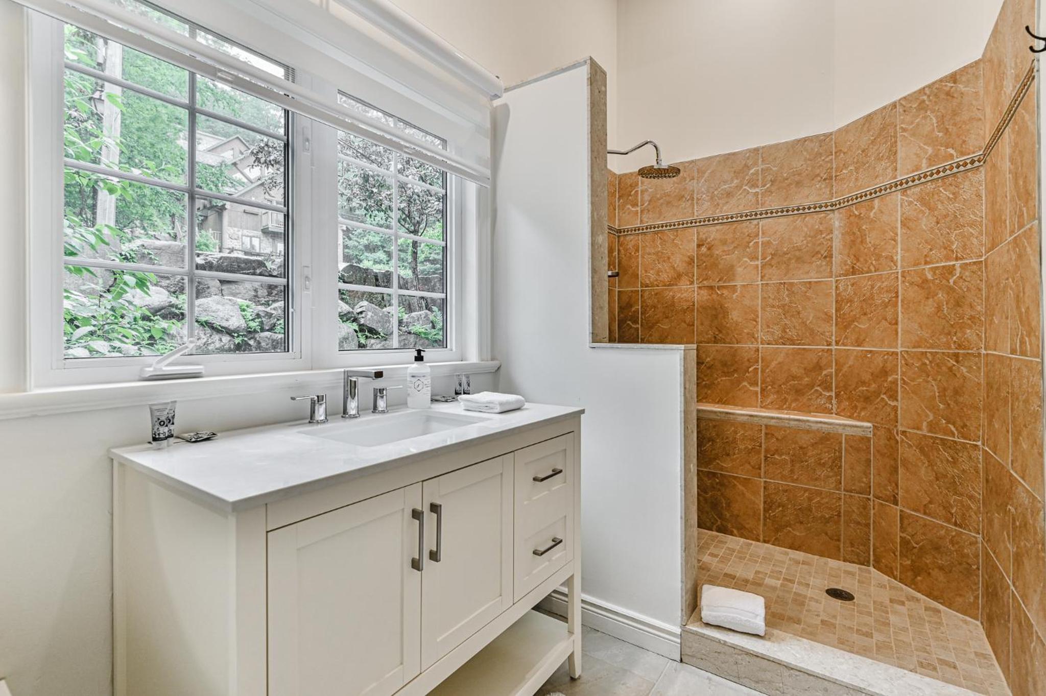 2669 Chemin du Village - Mountain Home w Hot Tub & Sauna next to Village
