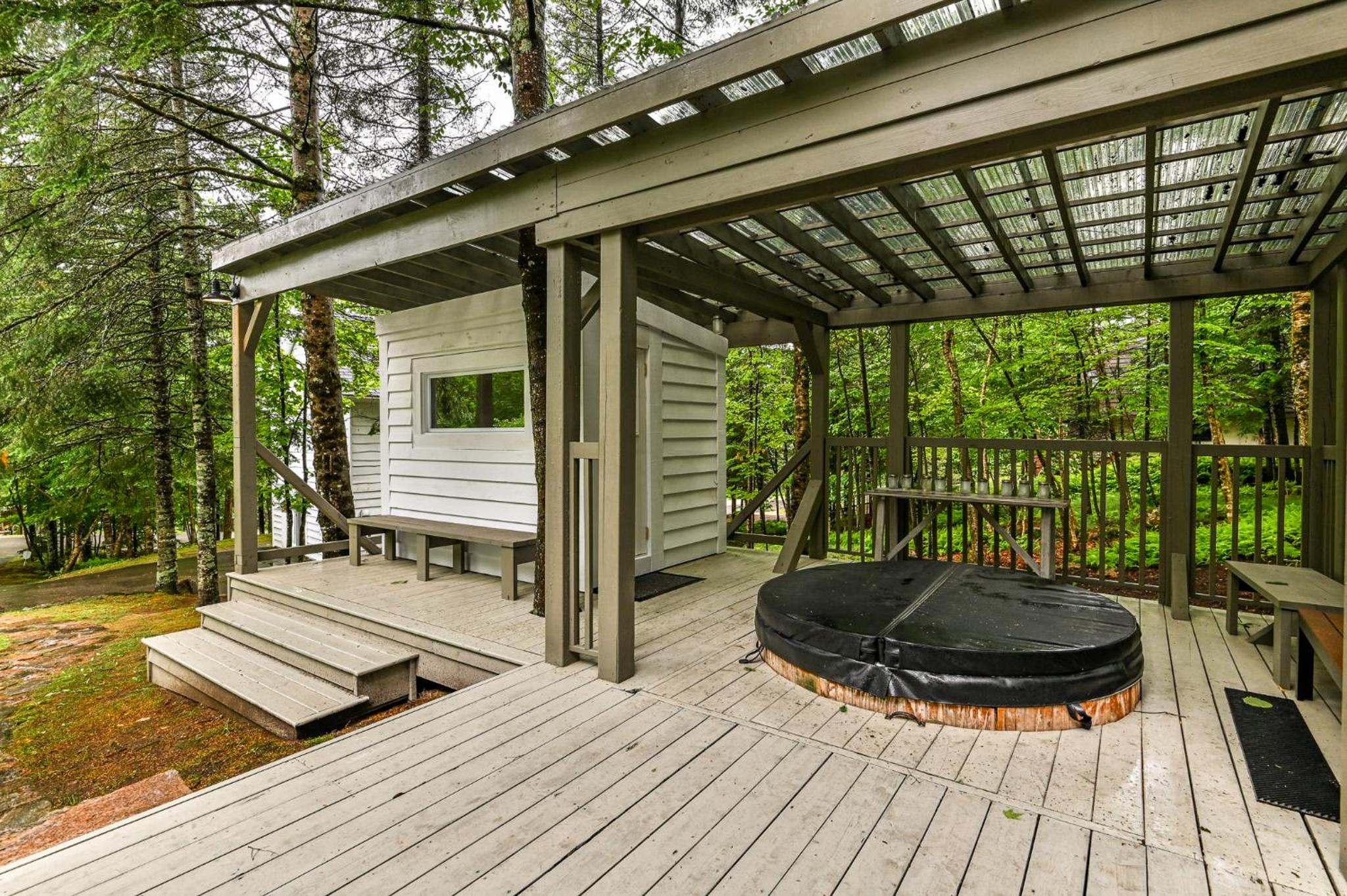 2669 Chemin du Village - Mountain Home w Hot Tub & Sauna next to Village