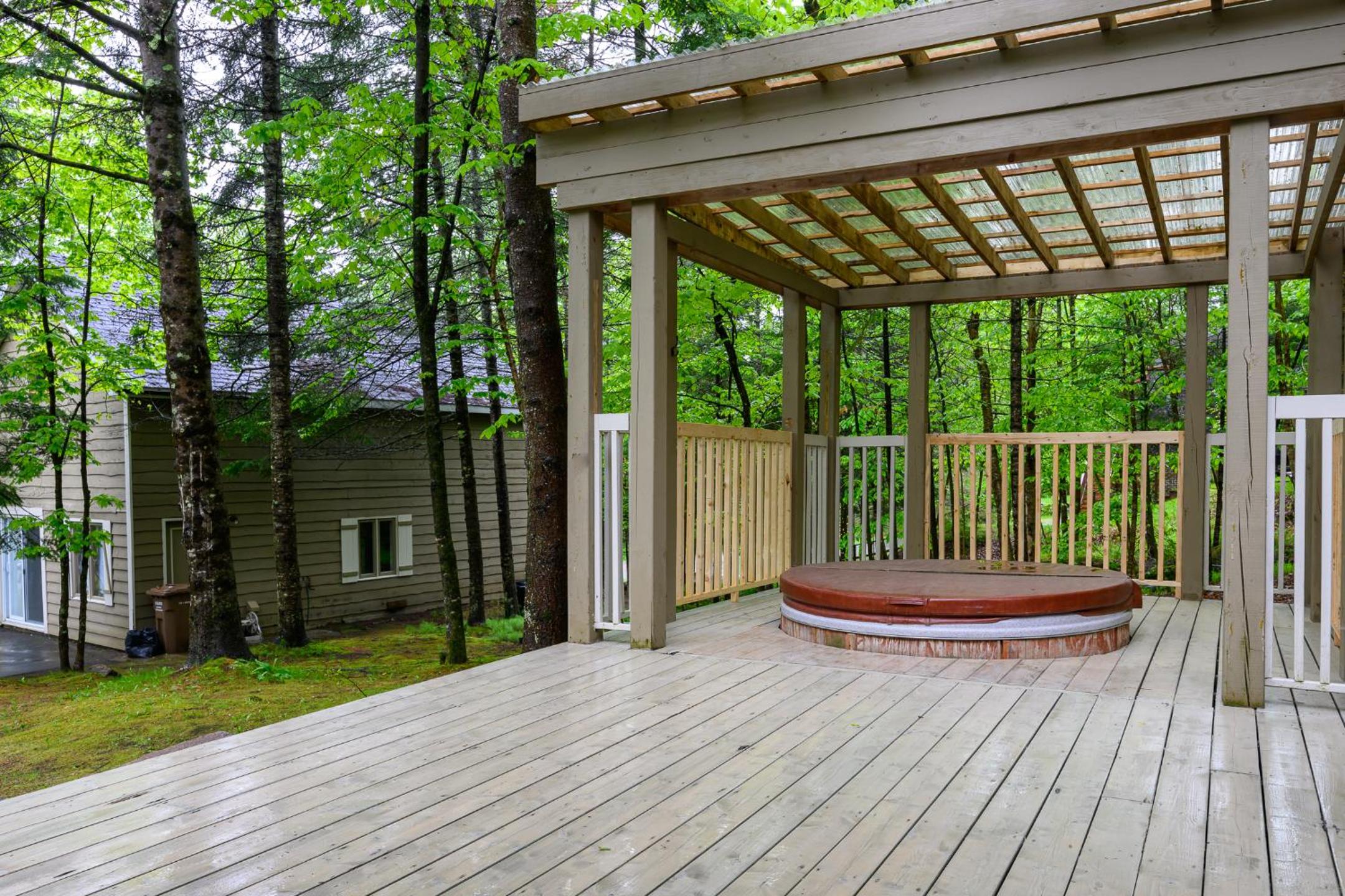 2669 Chemin du Village - Mountain Home w Hot Tub & Sauna next to Village