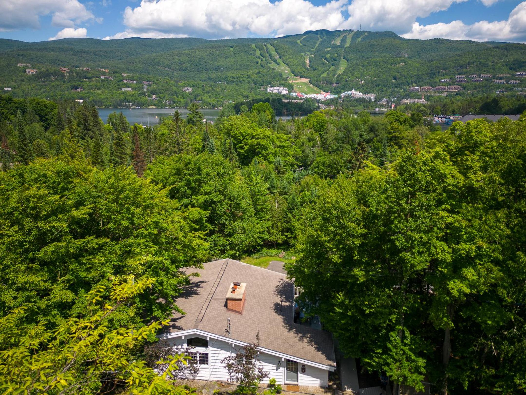 2669 Chemin du Village - Mountain Home w Hot Tub & Sauna next to Village