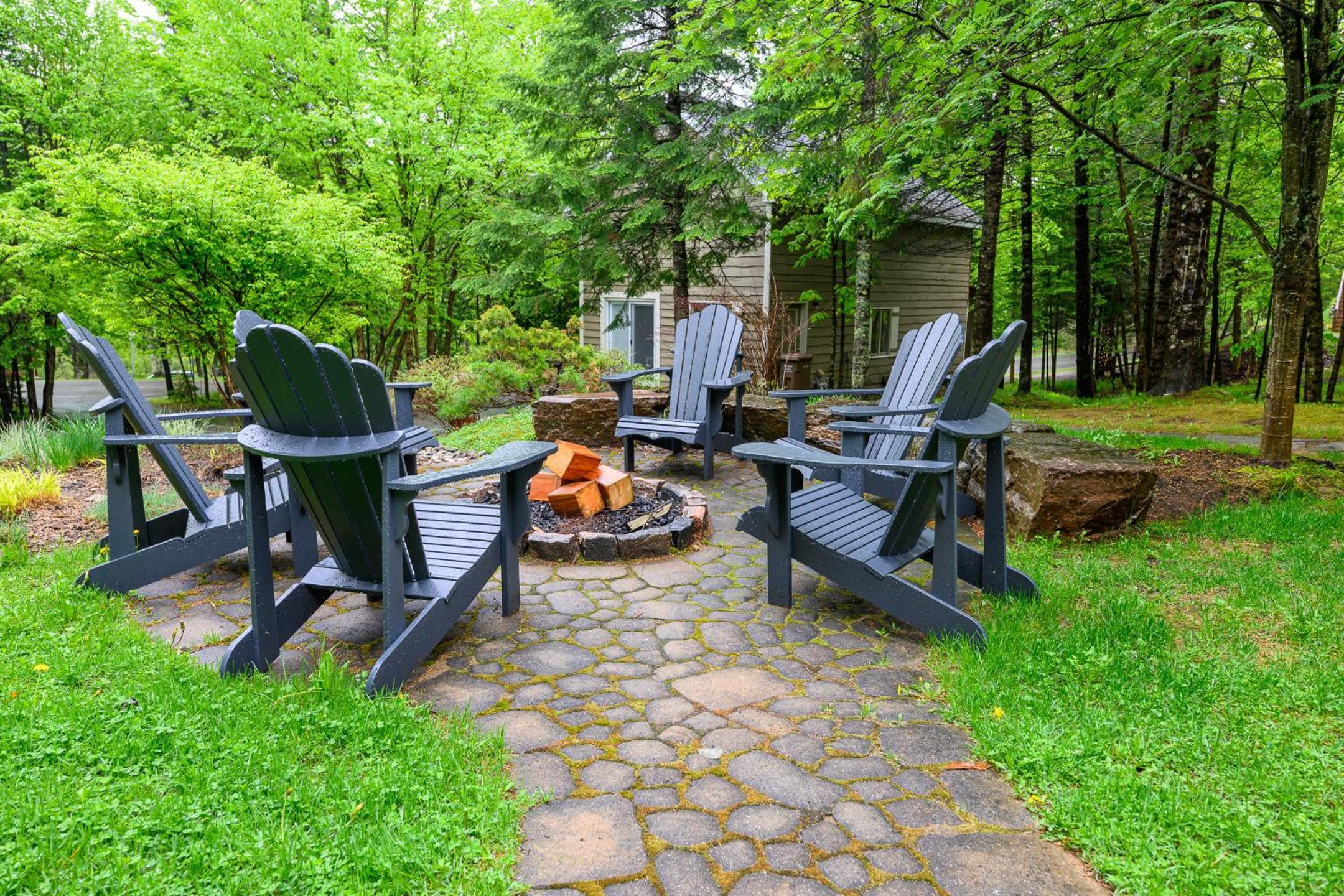 2669 Chemin du Village - Mountain Home w Hot Tub & Sauna next to Village