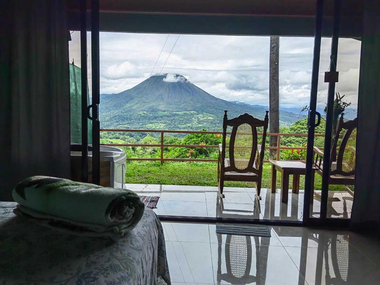 Hotel Encanto Arenal lodge - Image 1