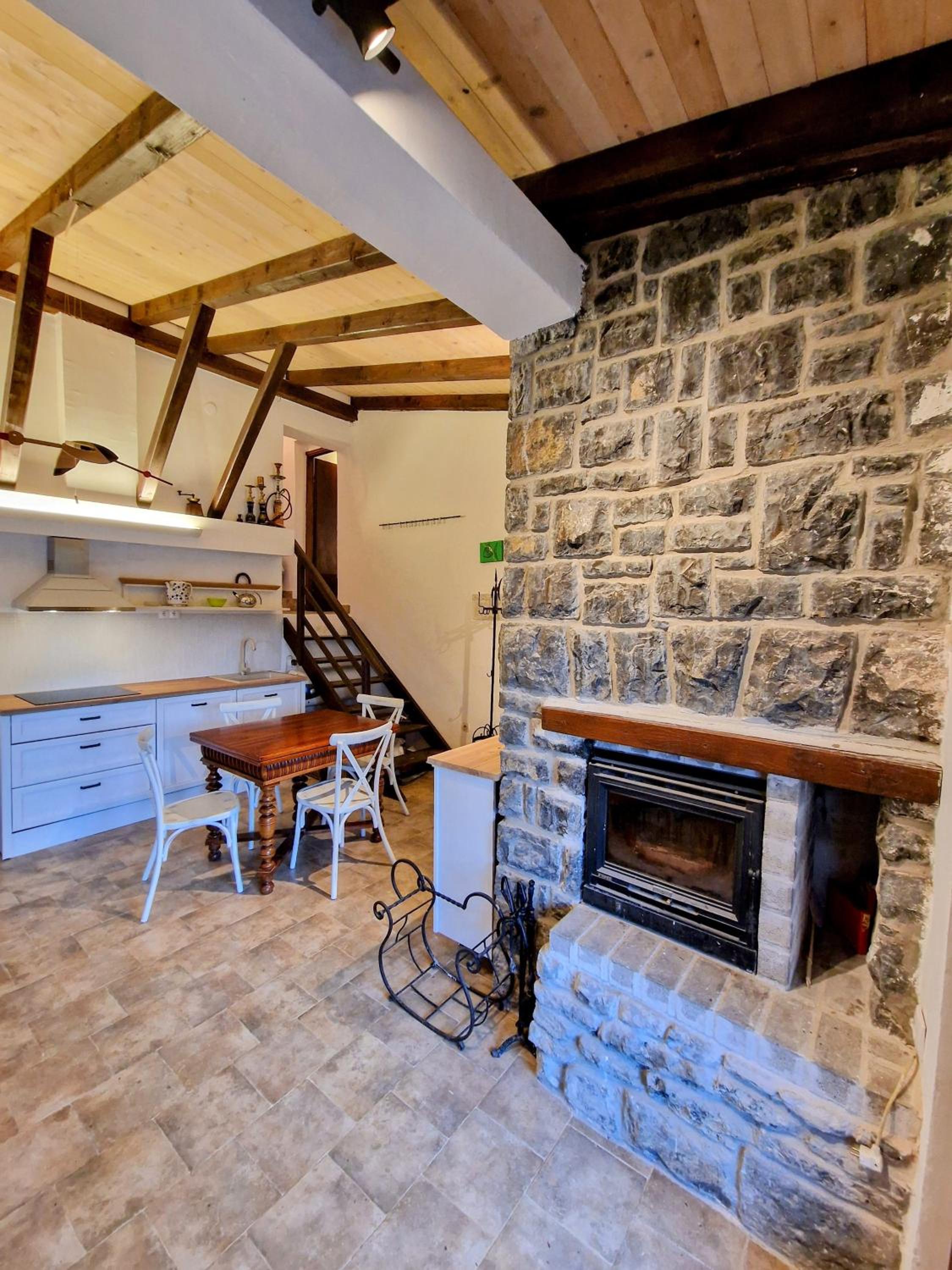 Pixie House - Mrežnica, private pier, hot tub view 2